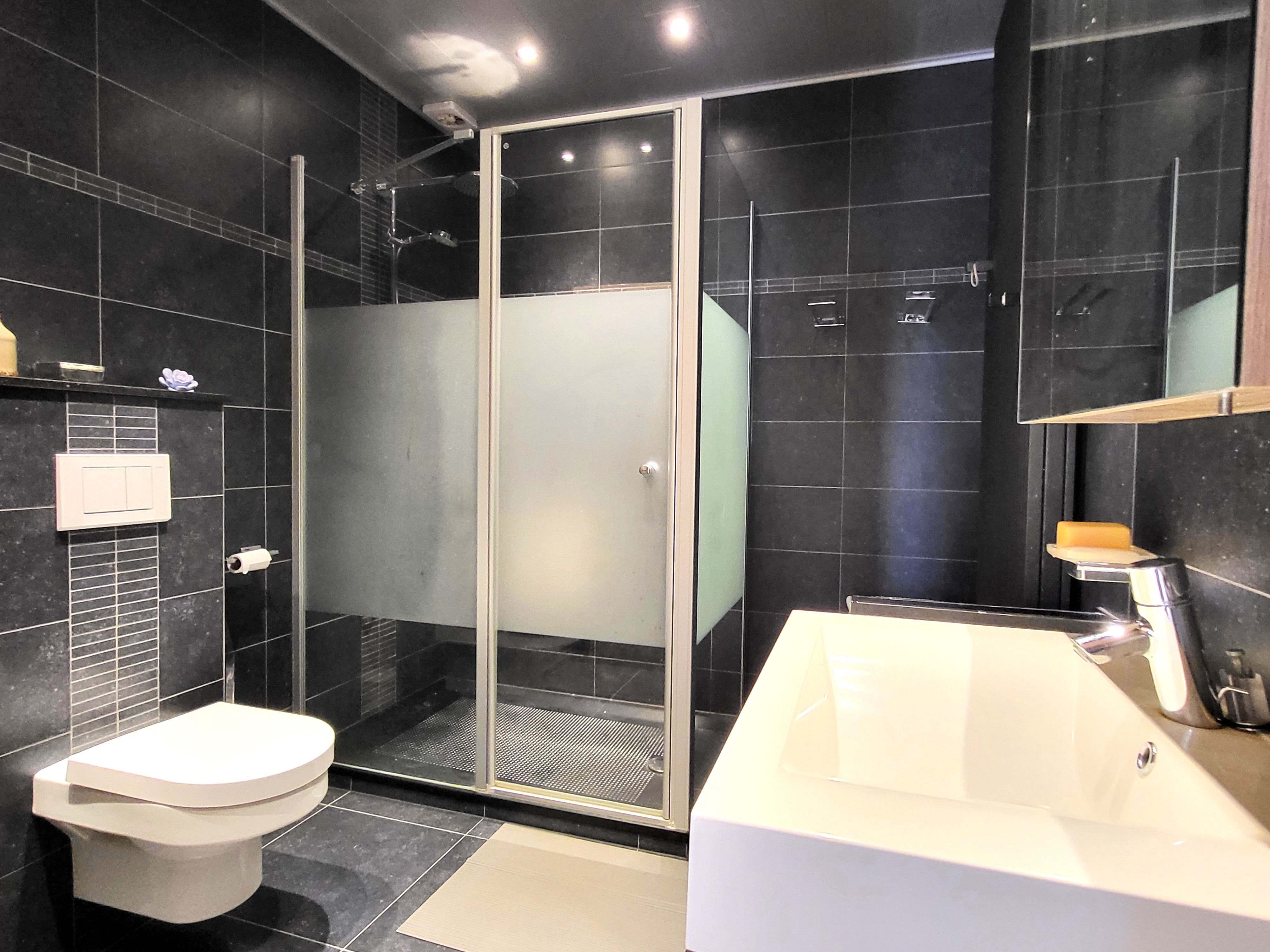 Instapklare villa op een perceel van 648 m² met dubbele garage, veranda en tuin.  foto 20