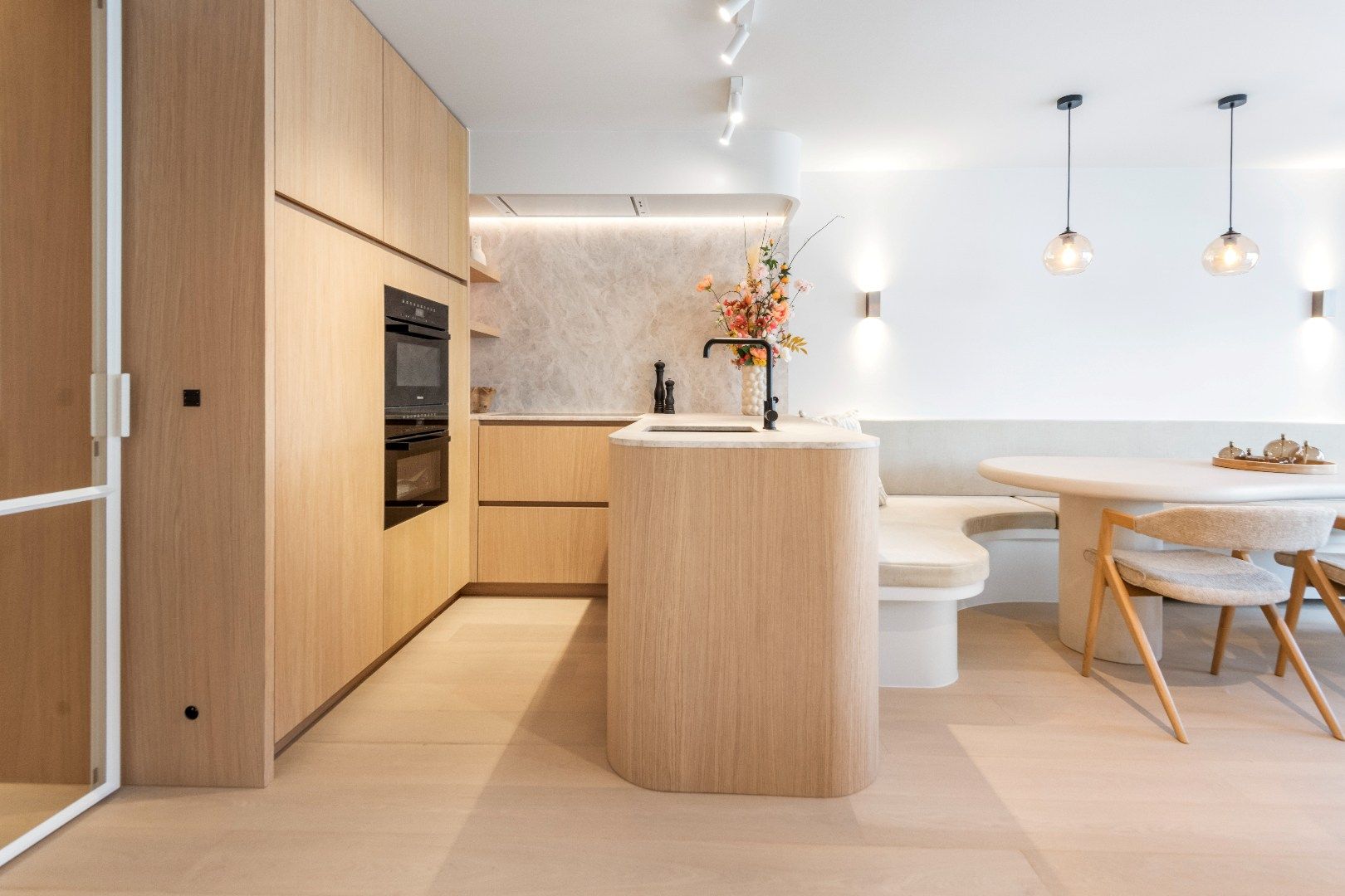 Luxueus vernieuwd appartement in het commercieel centrum op wandelafstand van de Zeedijk.   foto 6
