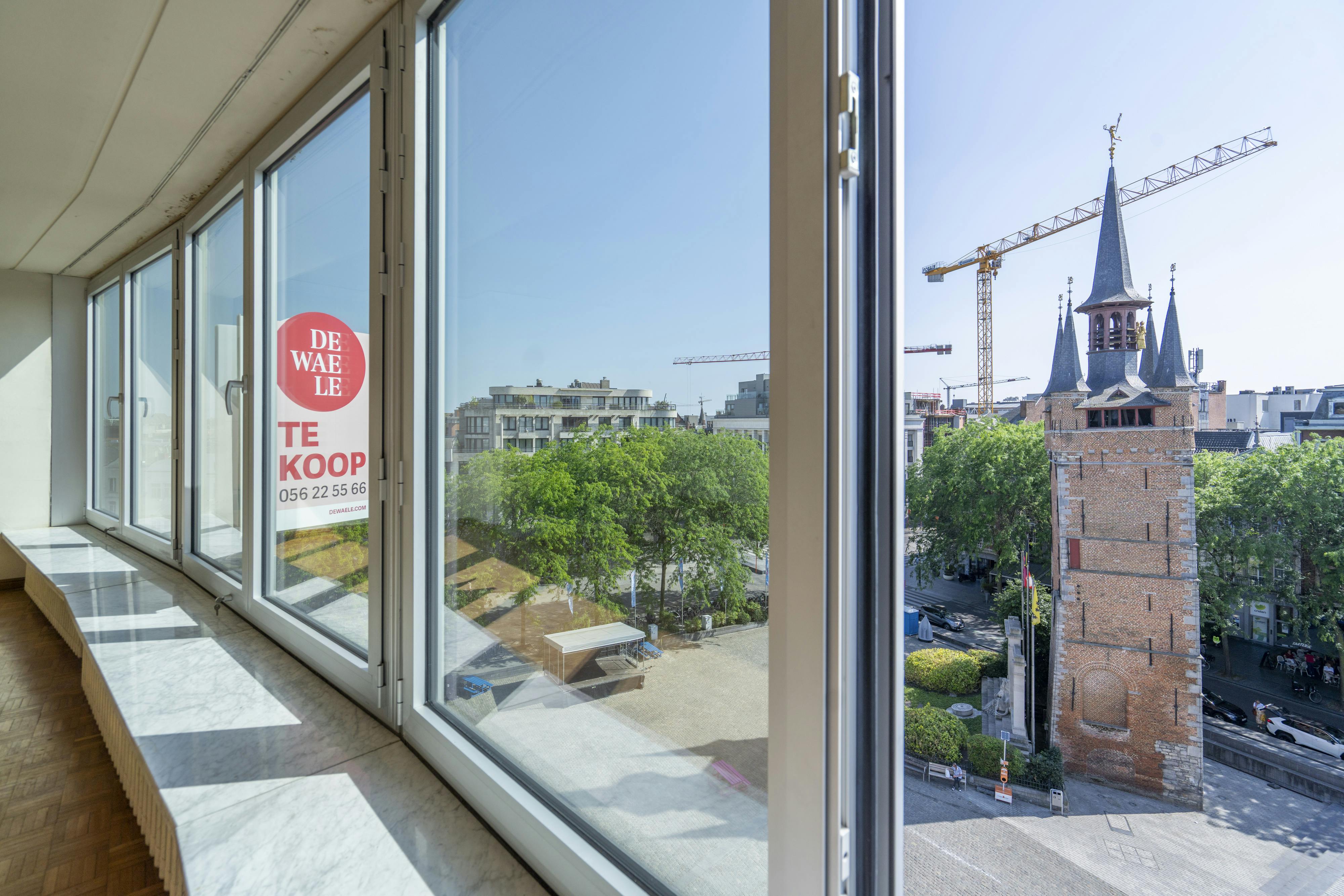 Ruim Appartement met zicht op de Grote Markt van Kortrijk foto {{pictureIndex}}