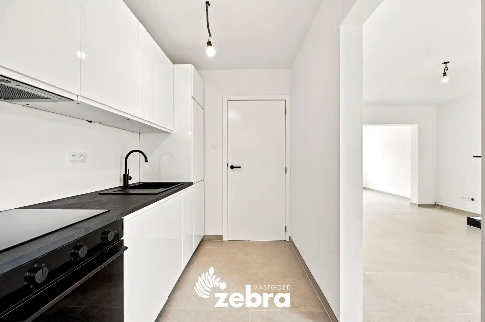 Gerenoveerde woning met uitweg op een rustige ligging in Izegem! foto 9