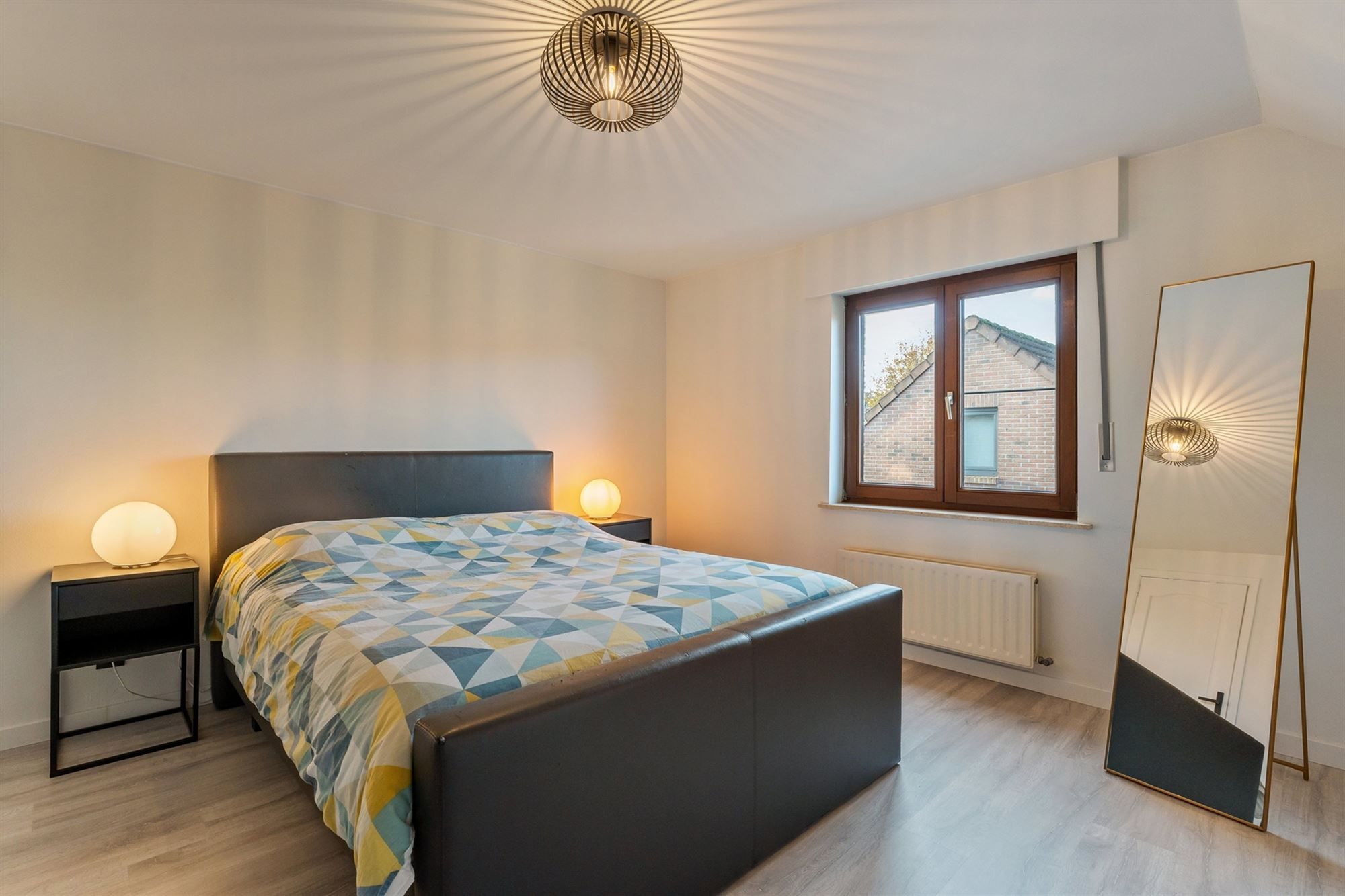 MOOI GERENOVEERDE WONING MET 4 SLAAPKAMERS OP RUSTIGE LIGGING VLAKBIJ KOERSEL CENTRUM foto 11