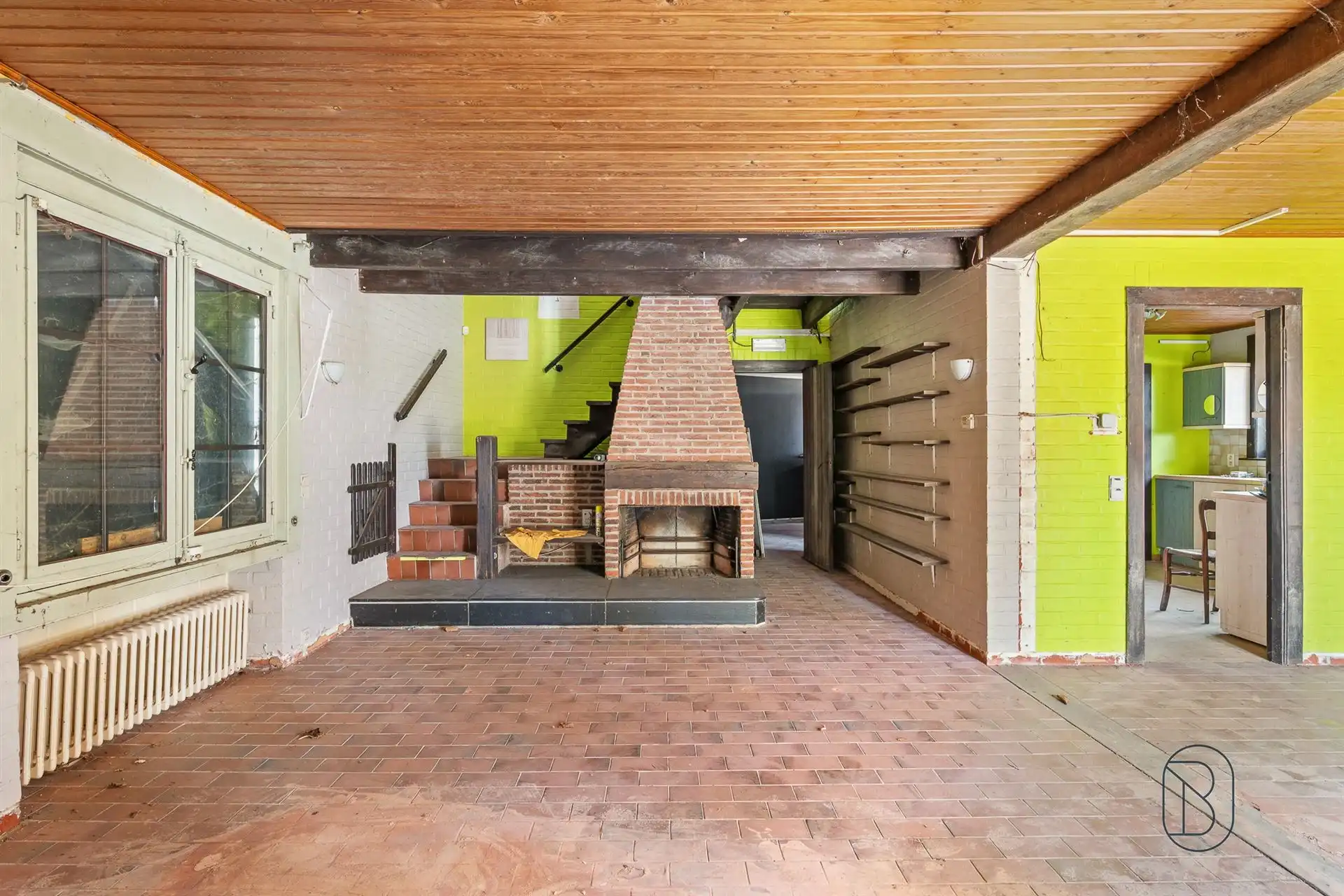 Gebouw aan de snelweg foto 6