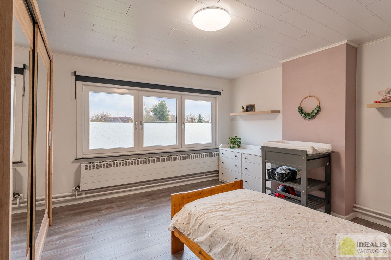 IDEALIS VASTGOED – Instapklare eengezinswoning met een lichtrijke leefruimte, 3 ruime slaapkamers (mogelijks 4), 2 badkamers op een fijn zuid-oost georiënteerd perceel! Deze woning bevindt zich op een perceel van 5a 19ca in een rustige en gezinsvriendelijke woonstraat! foto 30