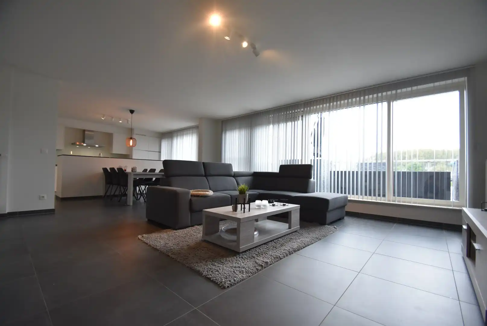 *** IN OPTIE **** Knap ingericht  en ruim appartement met 2 slaapkamers en groot terras foto 2