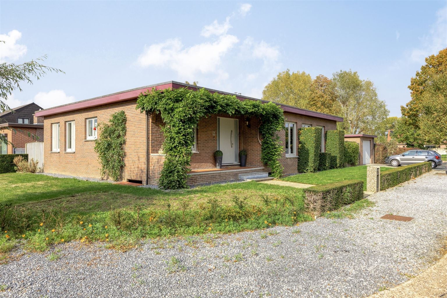 Hoofdfoto van de publicatie: Gelijkvloerse, vrijstaande woning met 3 slaapkamers, omheinde tuin en garage op een rustige locatie nabij het centrum van Maaseik.