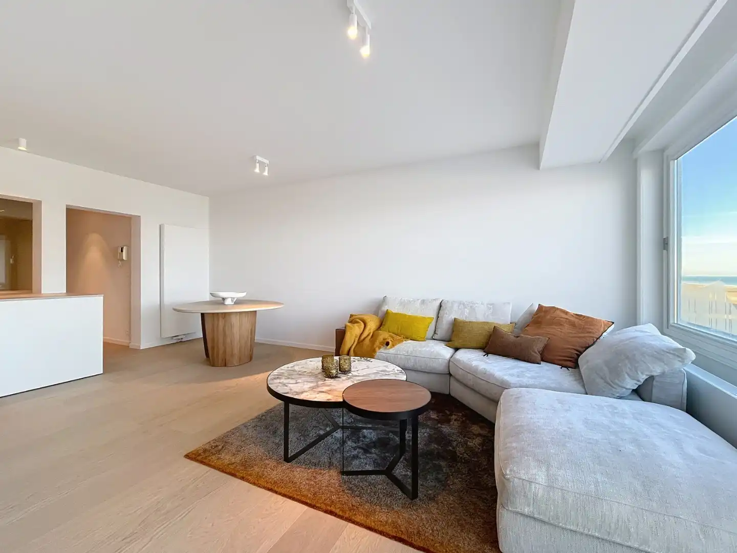 Gerenoveerd  twee slaapkamer appartement met frontaal zeezicht én centrale ligging foto 5