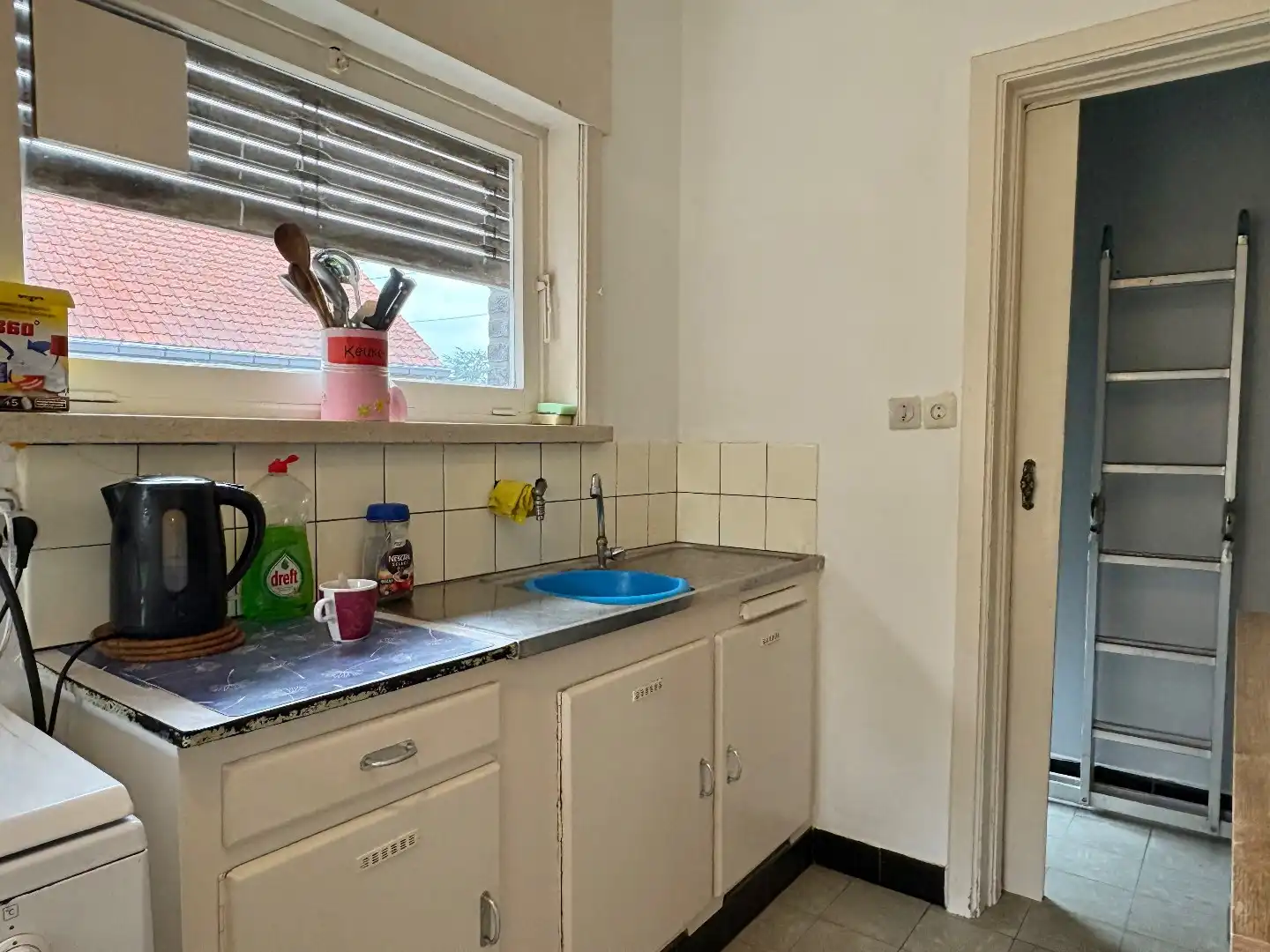 Stevige woning te koop met betonstructuur in Kuurne, waarvan het eerste verdiep al volledig gerenoveerd is.  foto 7