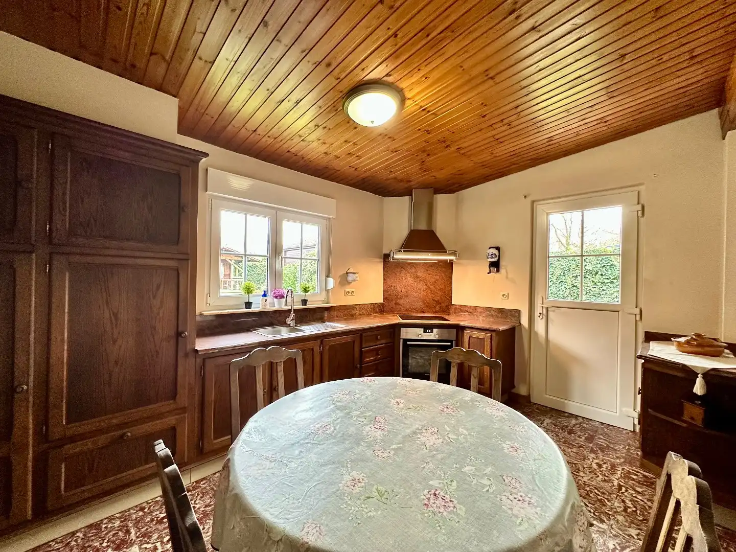 Ruime gezinswoning met prachtige tuin nabij centrum Tongeren foto 12