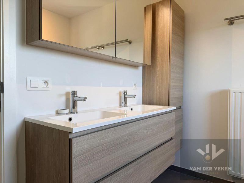 Moderne halfopen bebouwing met vier slaapkamers foto 5