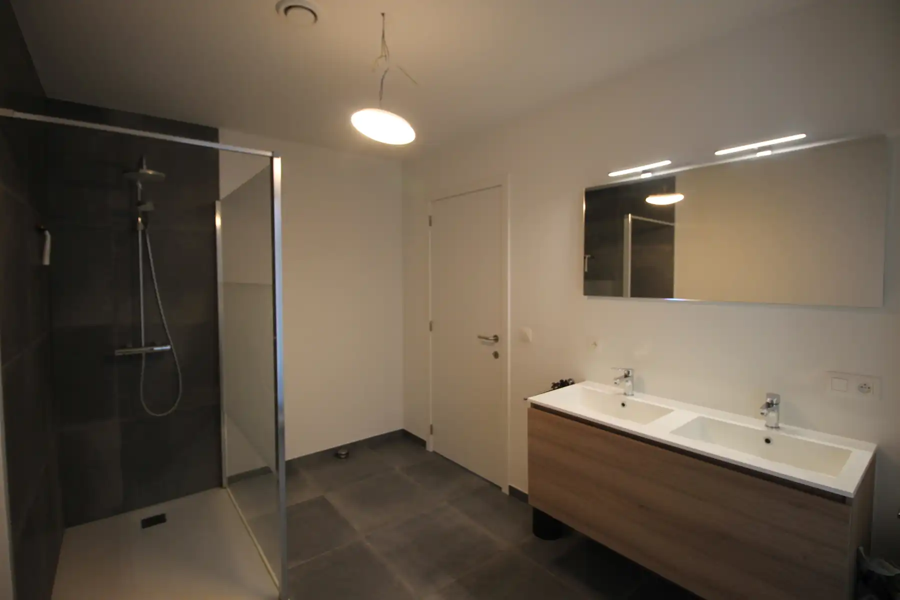 Ruim appartement van 122 m² met 2 slaapkamers, 2 terrassen, autostaanplaats en kelderberging. foto 12