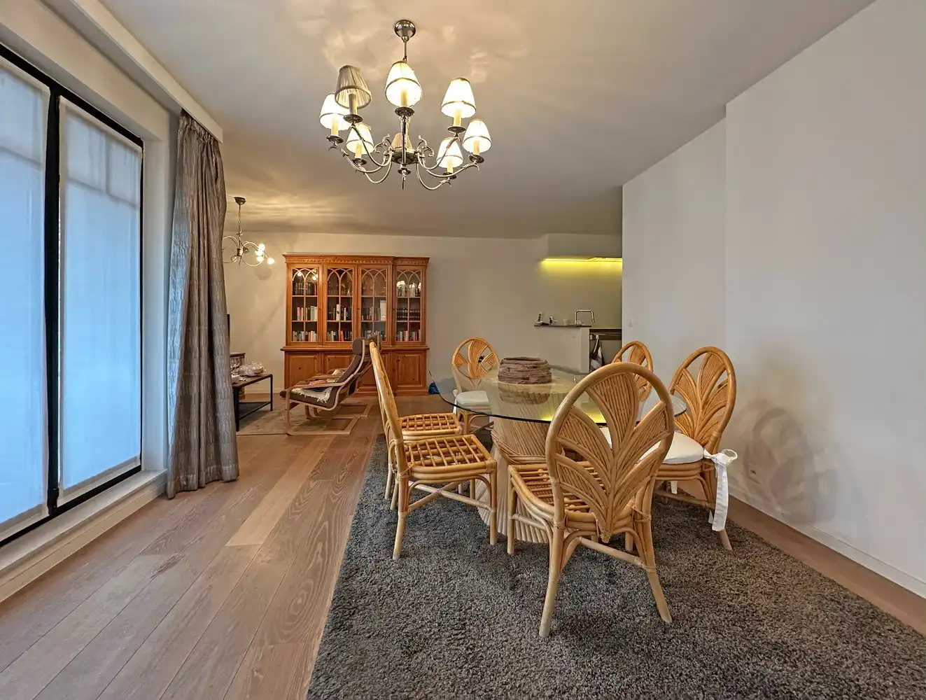 Luxueus appartement op de eerste verdieping op rustige centrumlocatie te 's Gravenwezel. foto 2