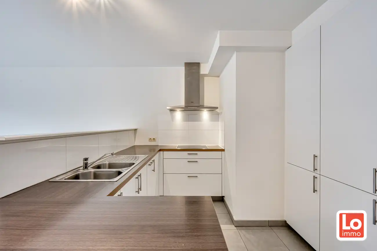 Instap klaar appartement met afzonderlijke garage én autostaanplaats in het hartje van het vernieuwde dorp van Zeveneken! foto 4