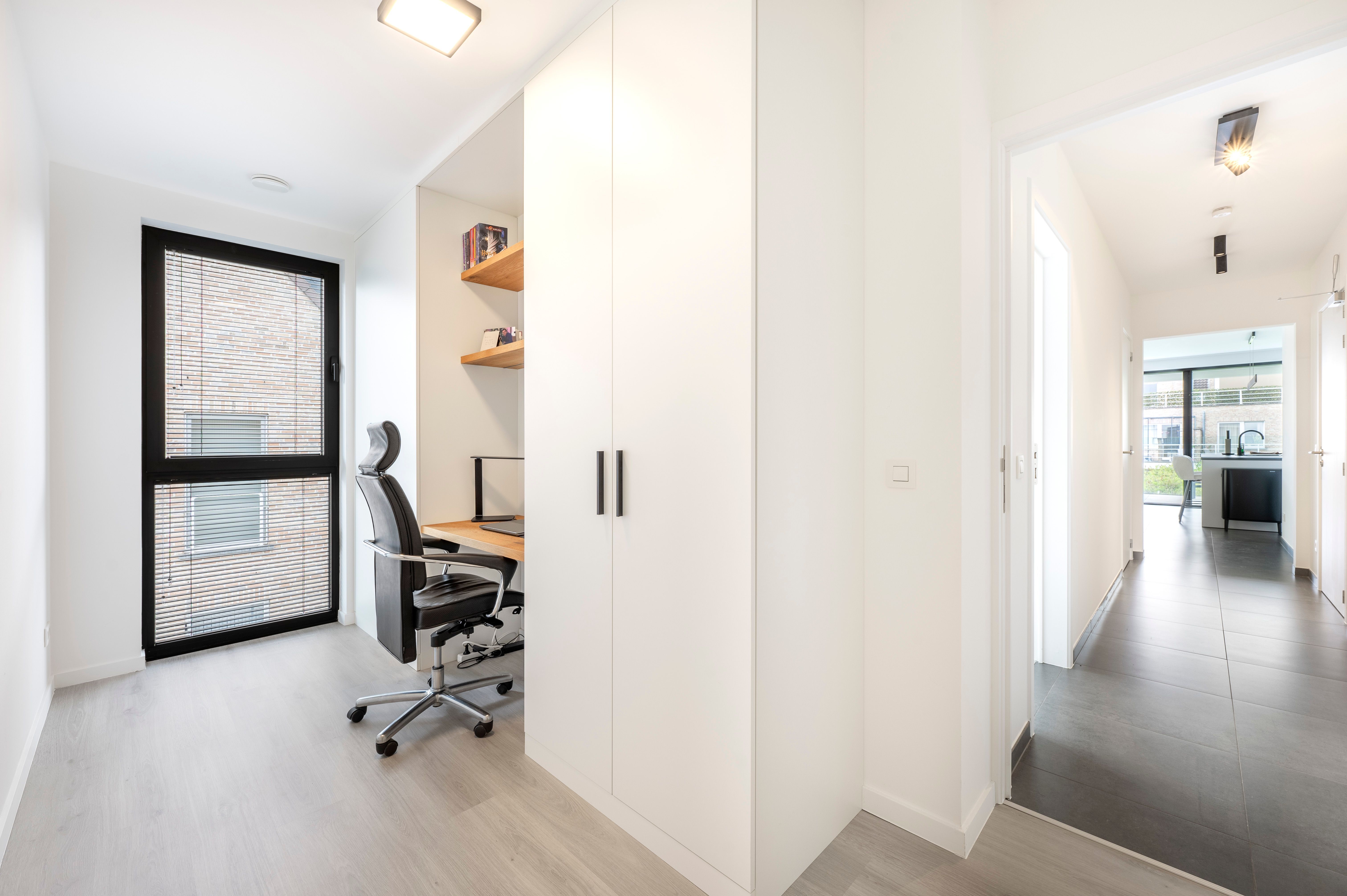 Instapklaar nieuwbouwappartement met 2 staanplaatsen en kelderberging in Brecht! foto 14