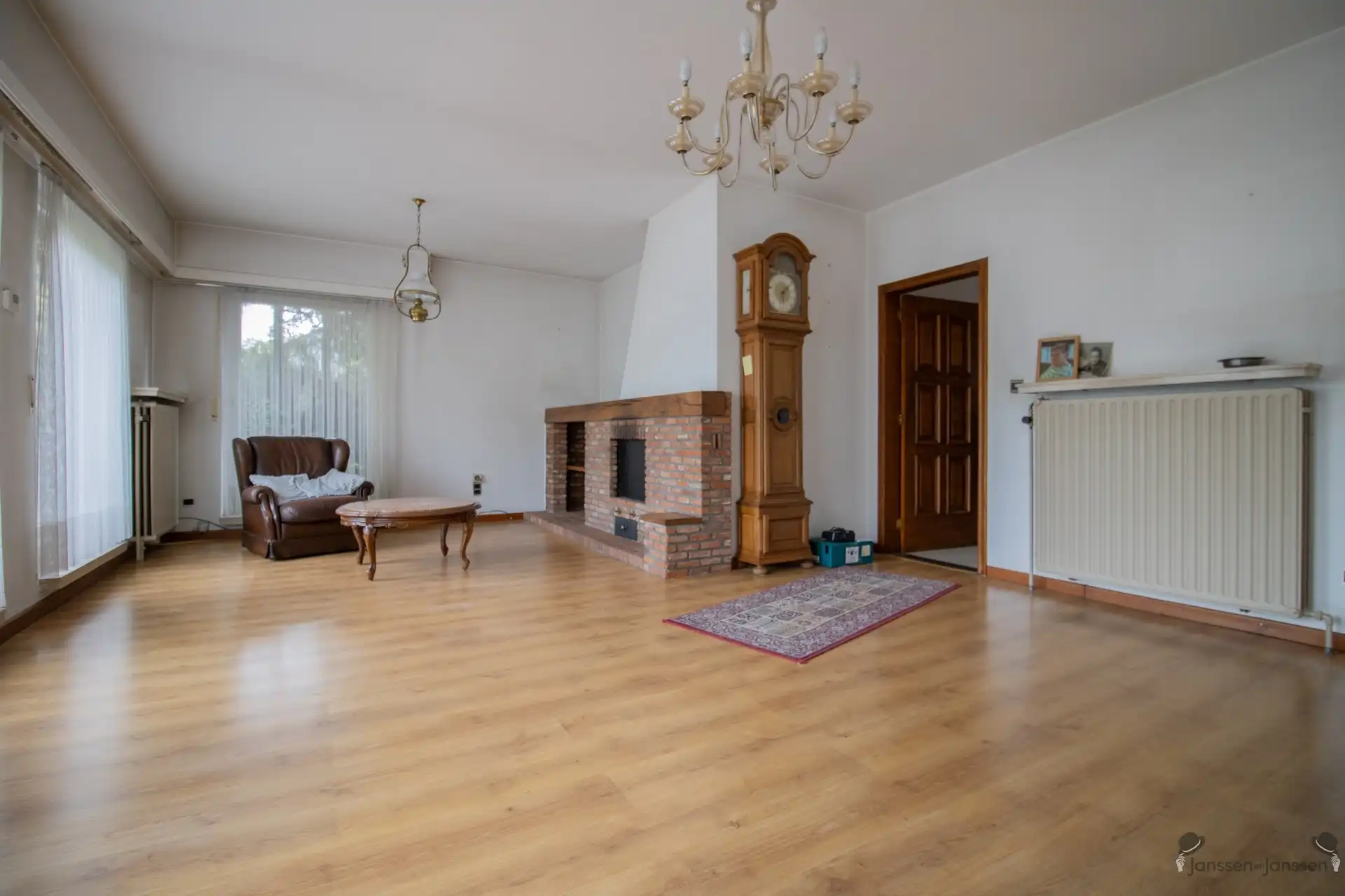 Te renoveren woning met 3 slaapkamers en gekoppelde garage op 613 m². foto 2