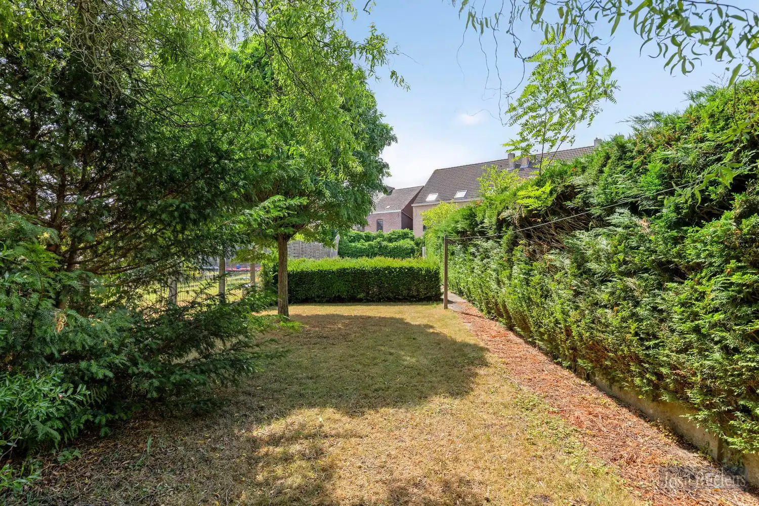 Goede gelegen gezinswoning met zij-ingang en grote tuin. foto 28