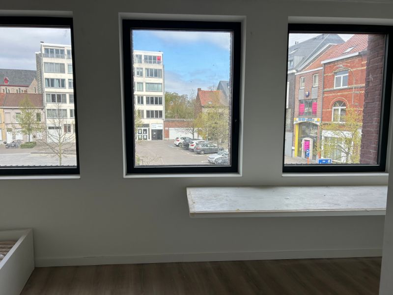 Nieuwe studentenkamer op een top locatie in centrum Kortrijk met zicht op plein. foto {{pictureIndex}}