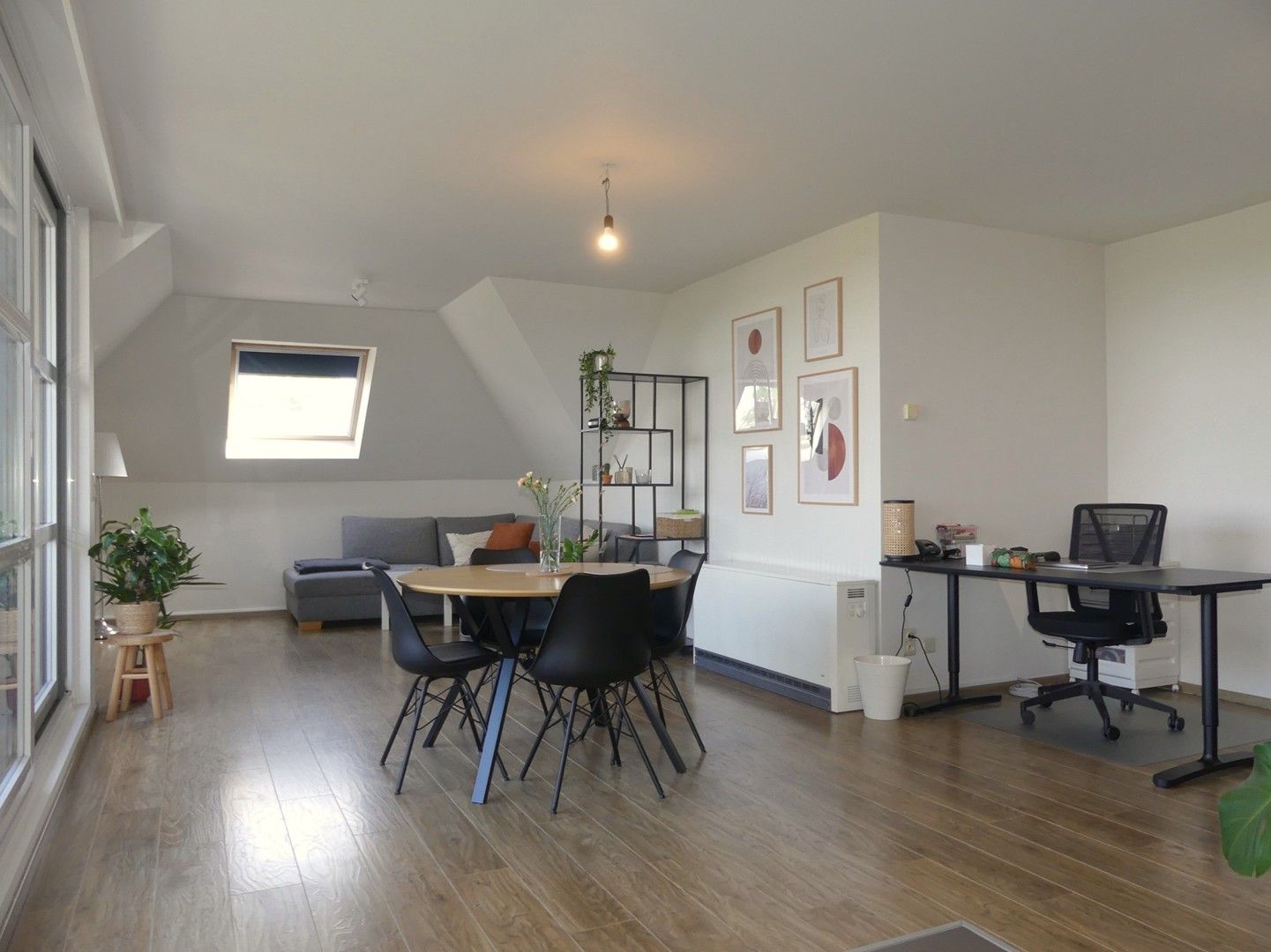 Ruim dakappartement met 2 slaapkamers en garage foto 3