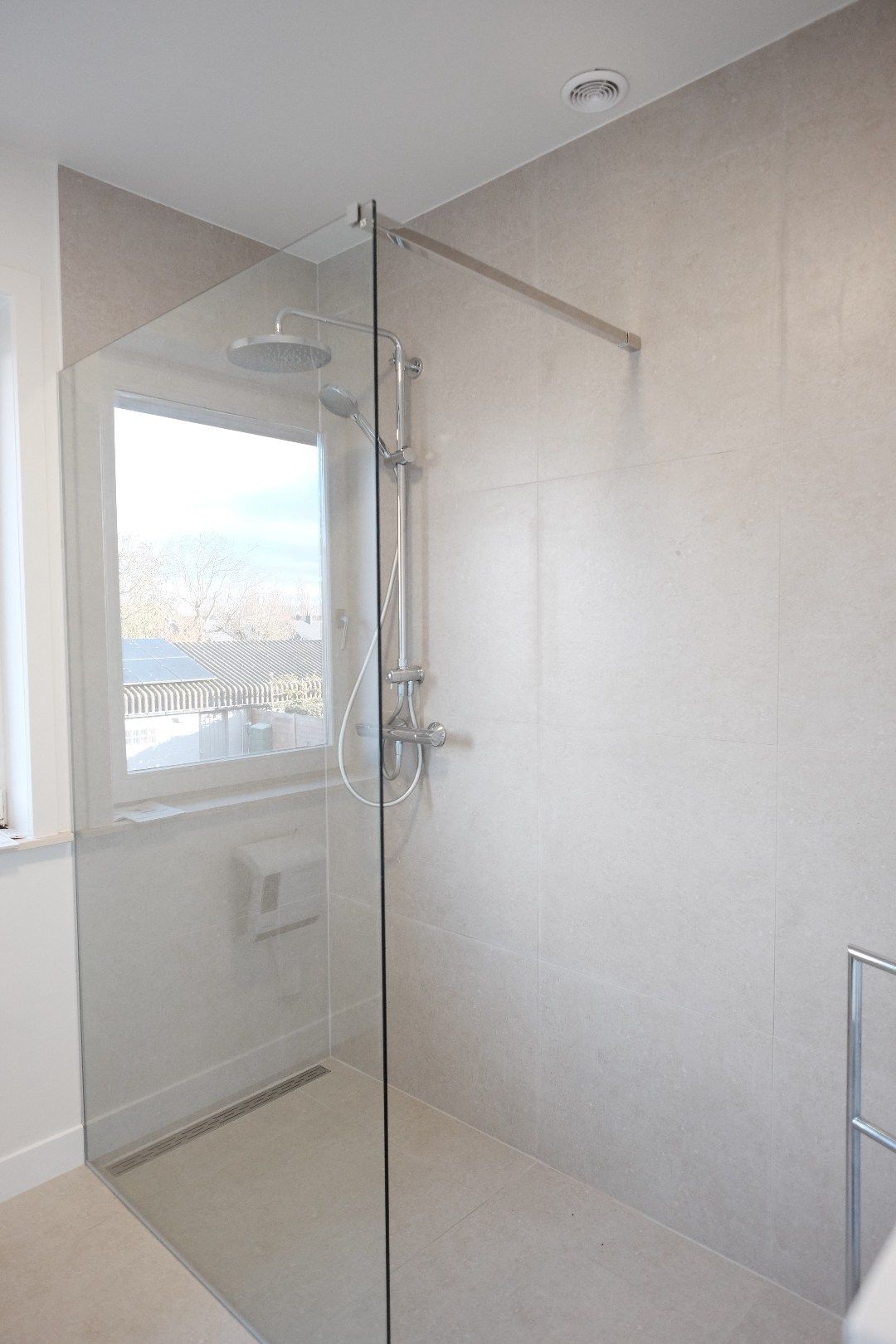 Vernieuwde rijwoning met tuin en grote garage foto 11