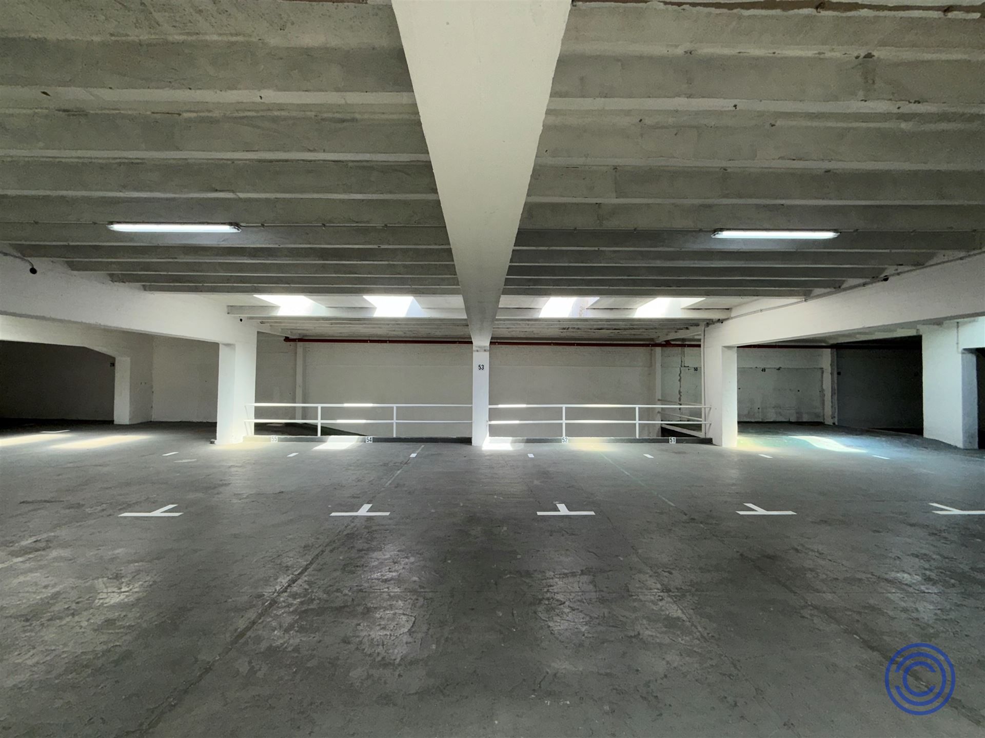 5 ruime binnen staanplaatsen in privé garagecomplex! foto 3