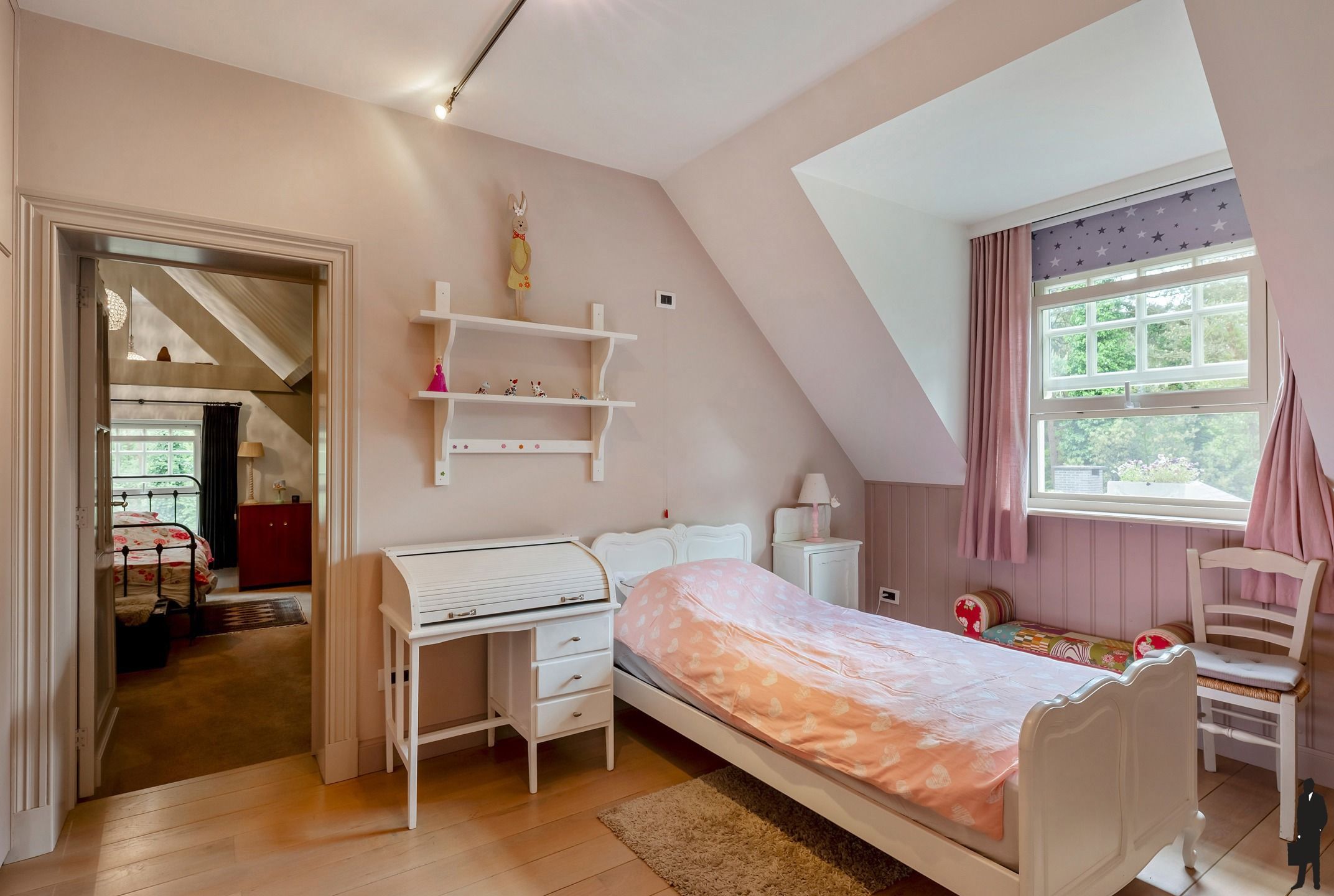 Exclusieve en uniek gelegen Engelse cottagevilla met orangerie, zwembad en aanpalende bouwgrond op ca. 1,9 ha in bosrijke omgeving. foto 14