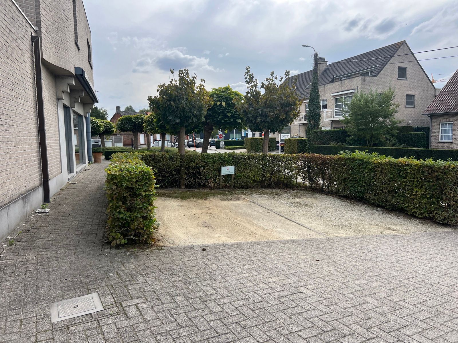 GLV handelspand / kantoor met volledige kelder en 7 parkings foto 14