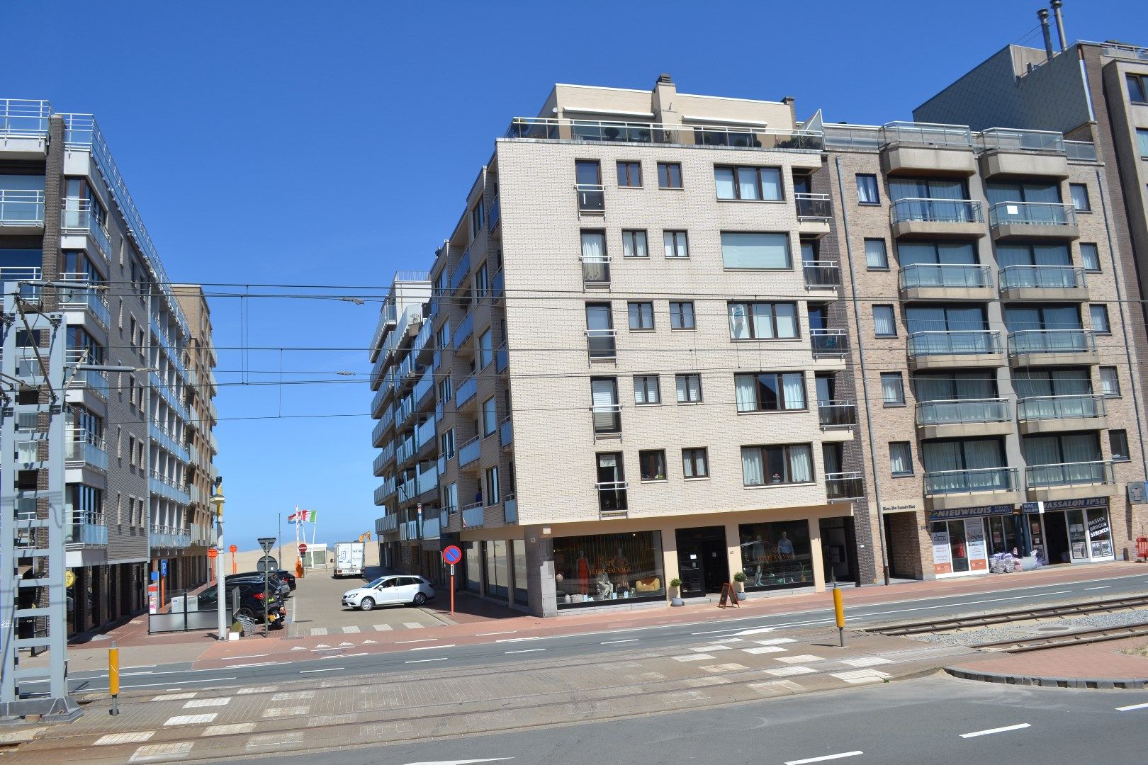 Gemeubelde appartement met  slaaphoek te Oostduinkerke  met terras en  zijdelinks zeezicht.  foto 1