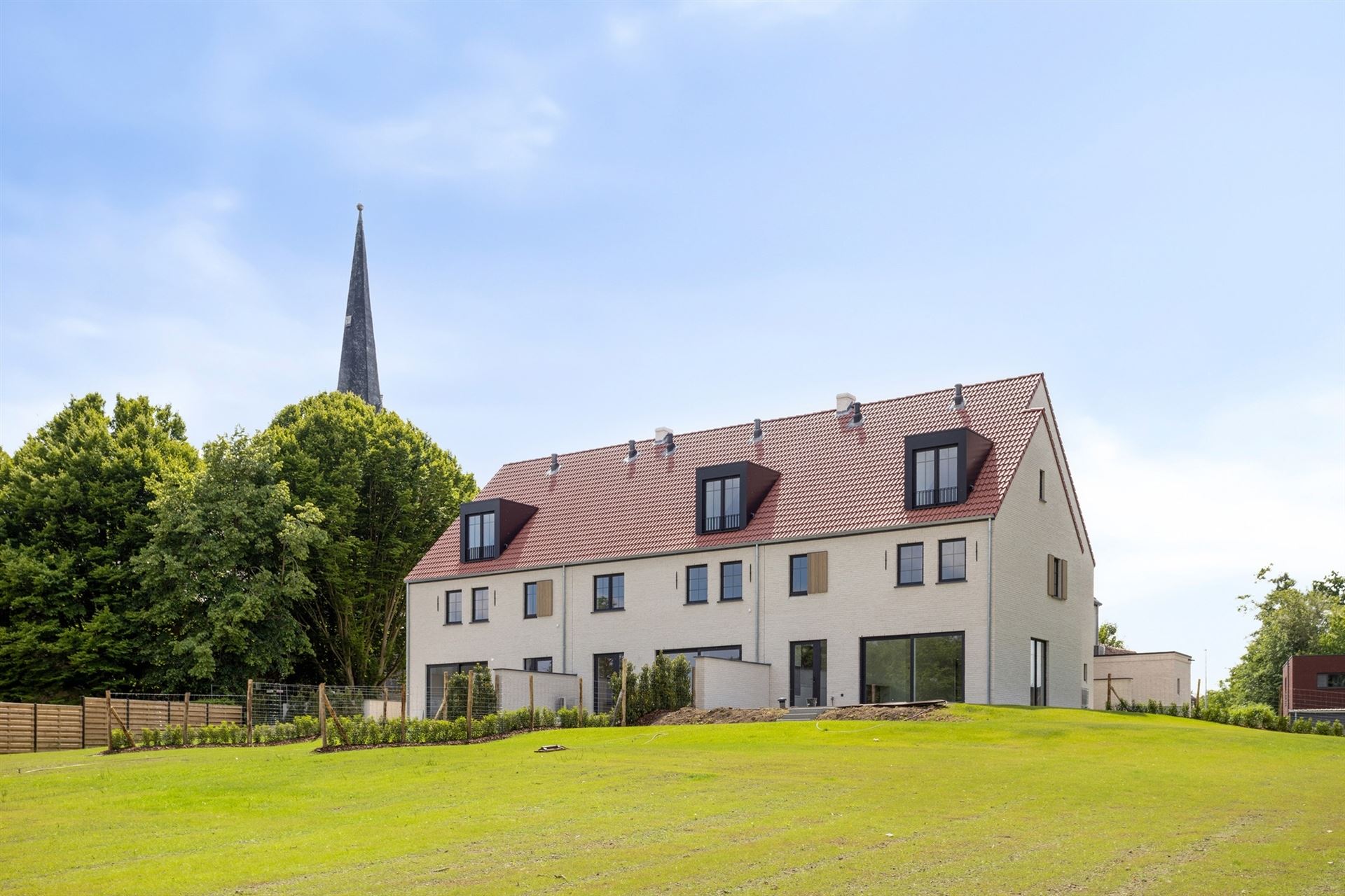 Prachtige nieuwbouw in rustige straat foto 2