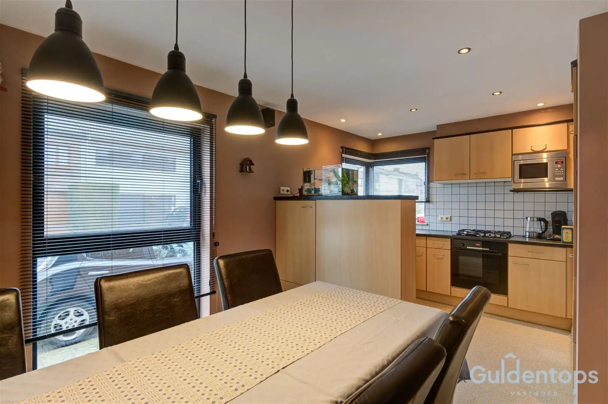 Zeer ruime instapklare half open woning met zwembad foto 9
