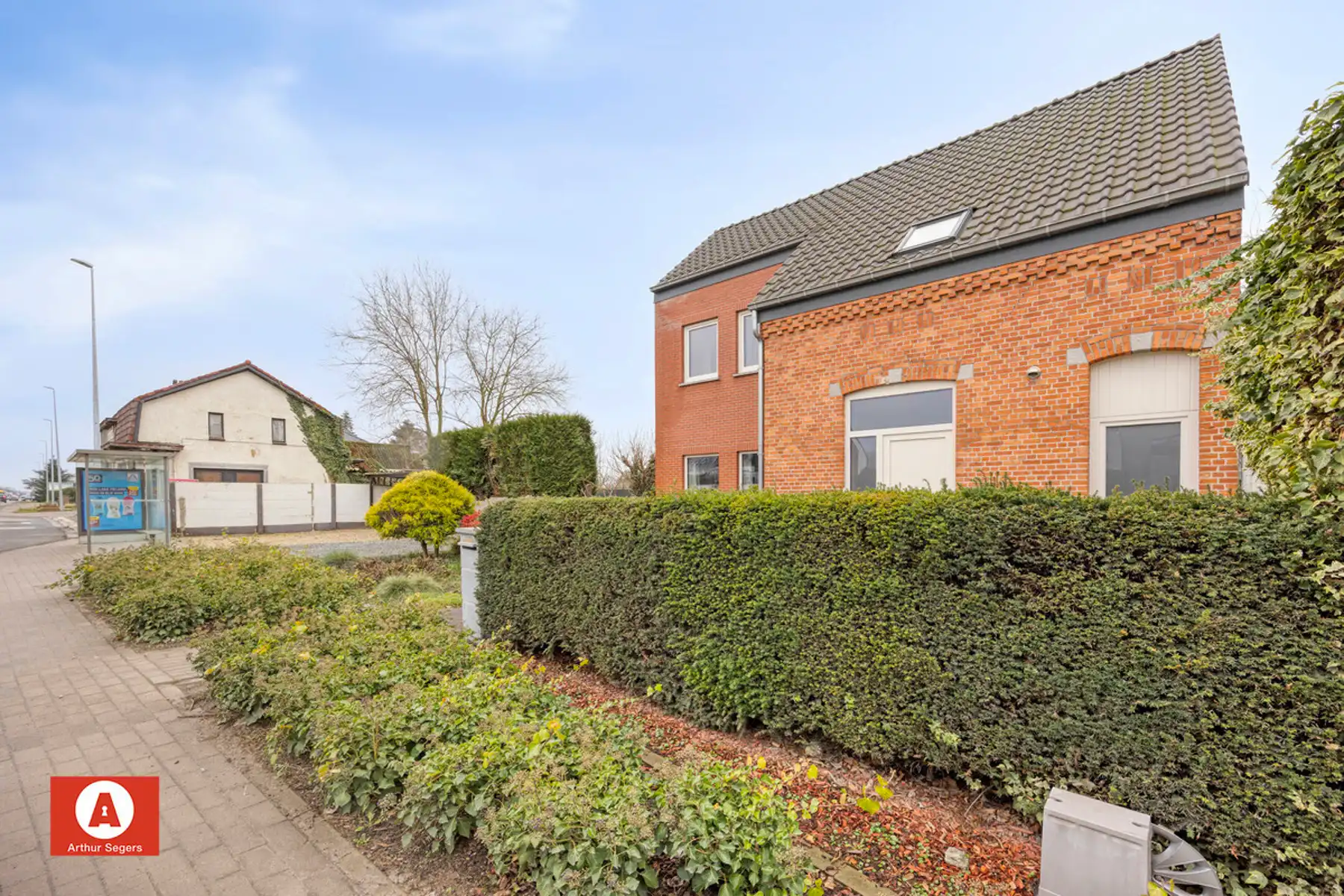 Gezinswoning met 2 tot 3 privatieve auto-parkeerplaatsen. foto {{pictureIndex}}