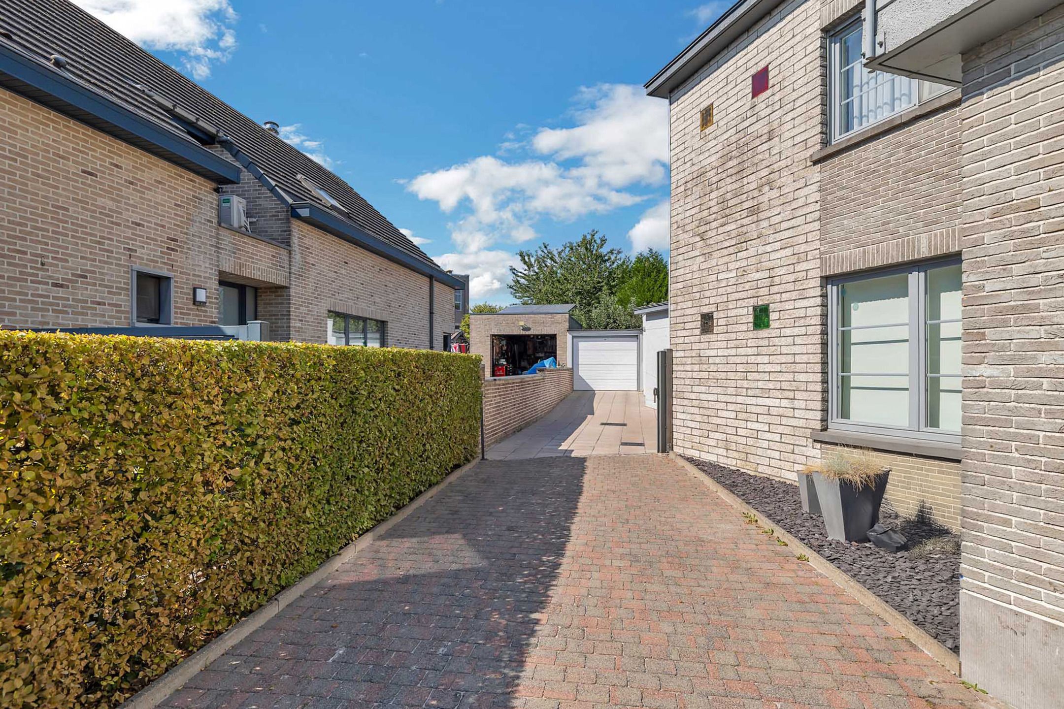 Ruime woning met praktijkruimte in rustige straat te Okegem foto 27