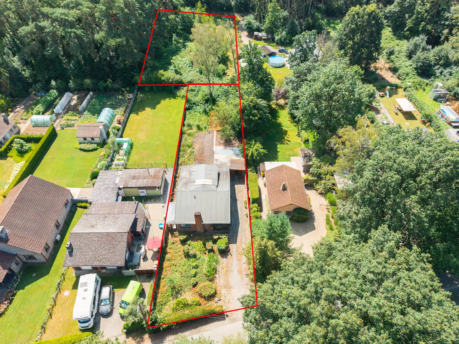 Bungalow op toplocatie met grote loods foto 2