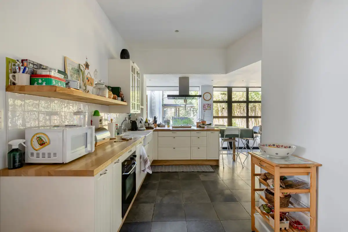 WONING MET BURELEN EN MAGAZIJN TE TONGEREN LANGS N79. foto 8