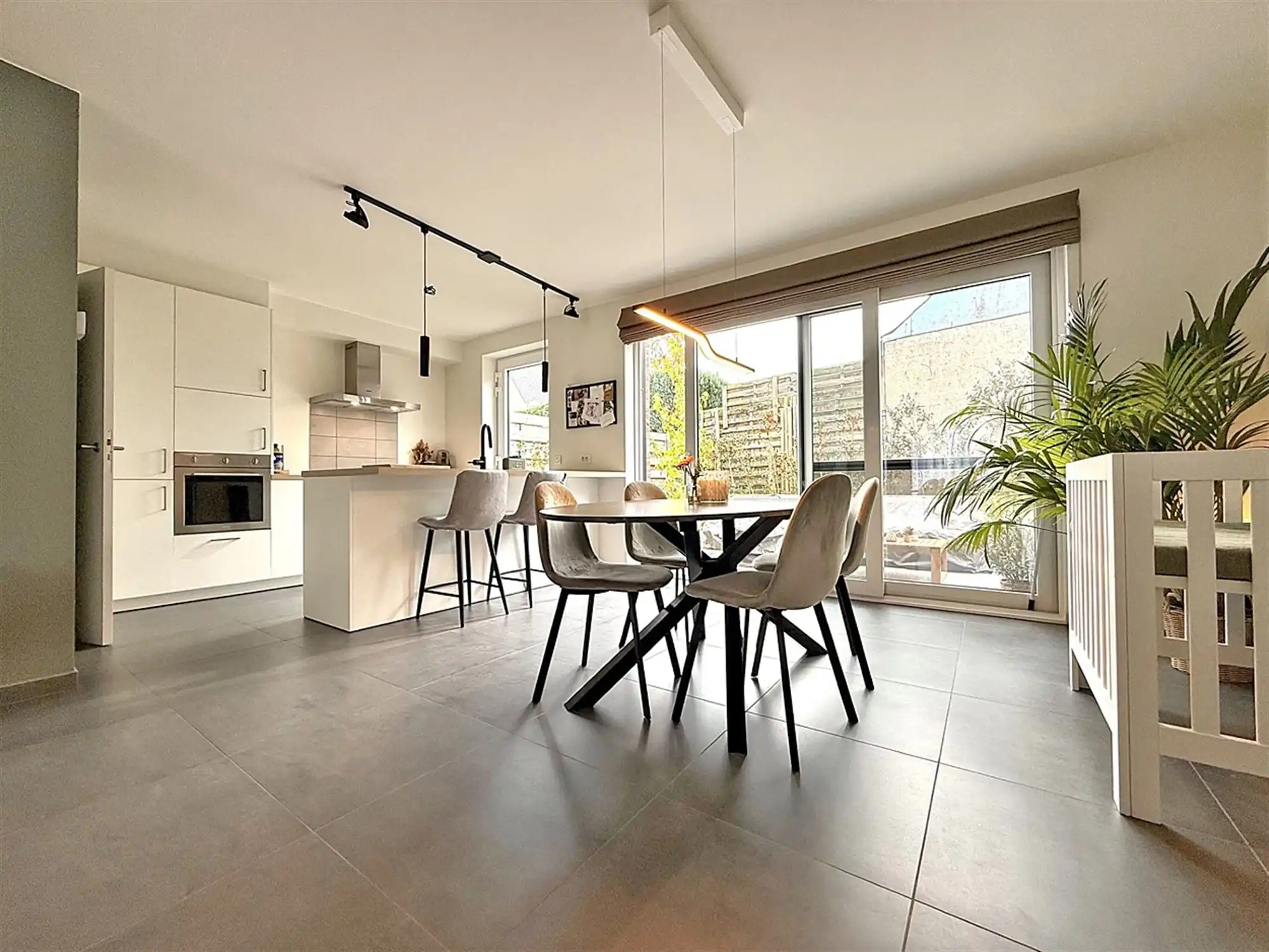 Recente, instapkl. WONING met 3 slpks, terras / tuin & 2 autostnpltsn foto 4
