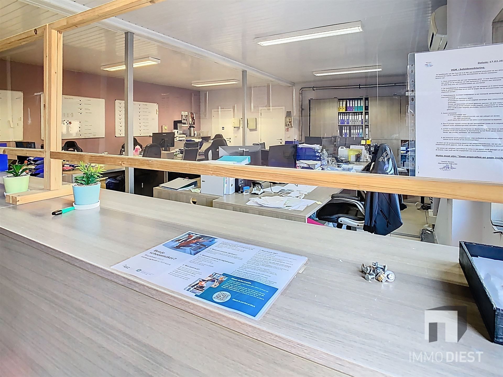 Industrieel gebouw met magazijnen en burelen foto 5