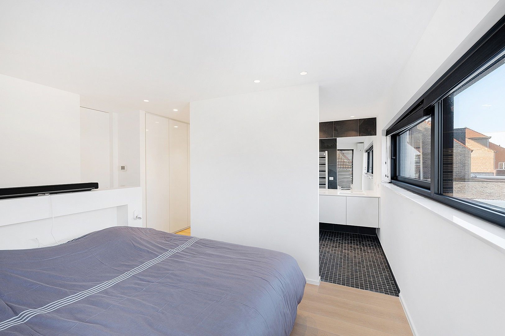 Hedendaagse, recente koppelwoonst centraal gelegen te oud-Knokke. foto 21