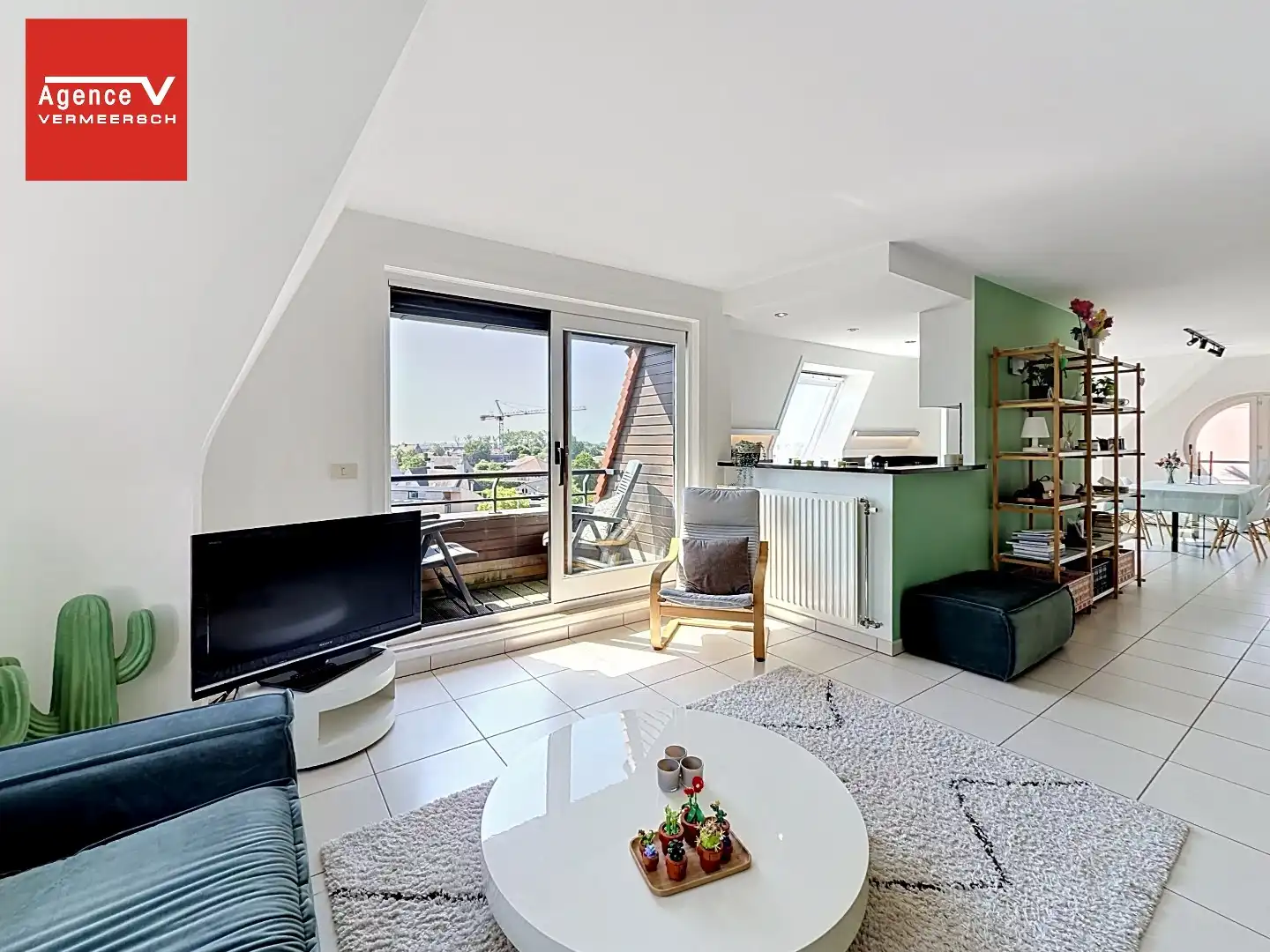 Stijlvol appartement met panoramisch verzicht op het hinterland.  foto {{pictureIndex}}