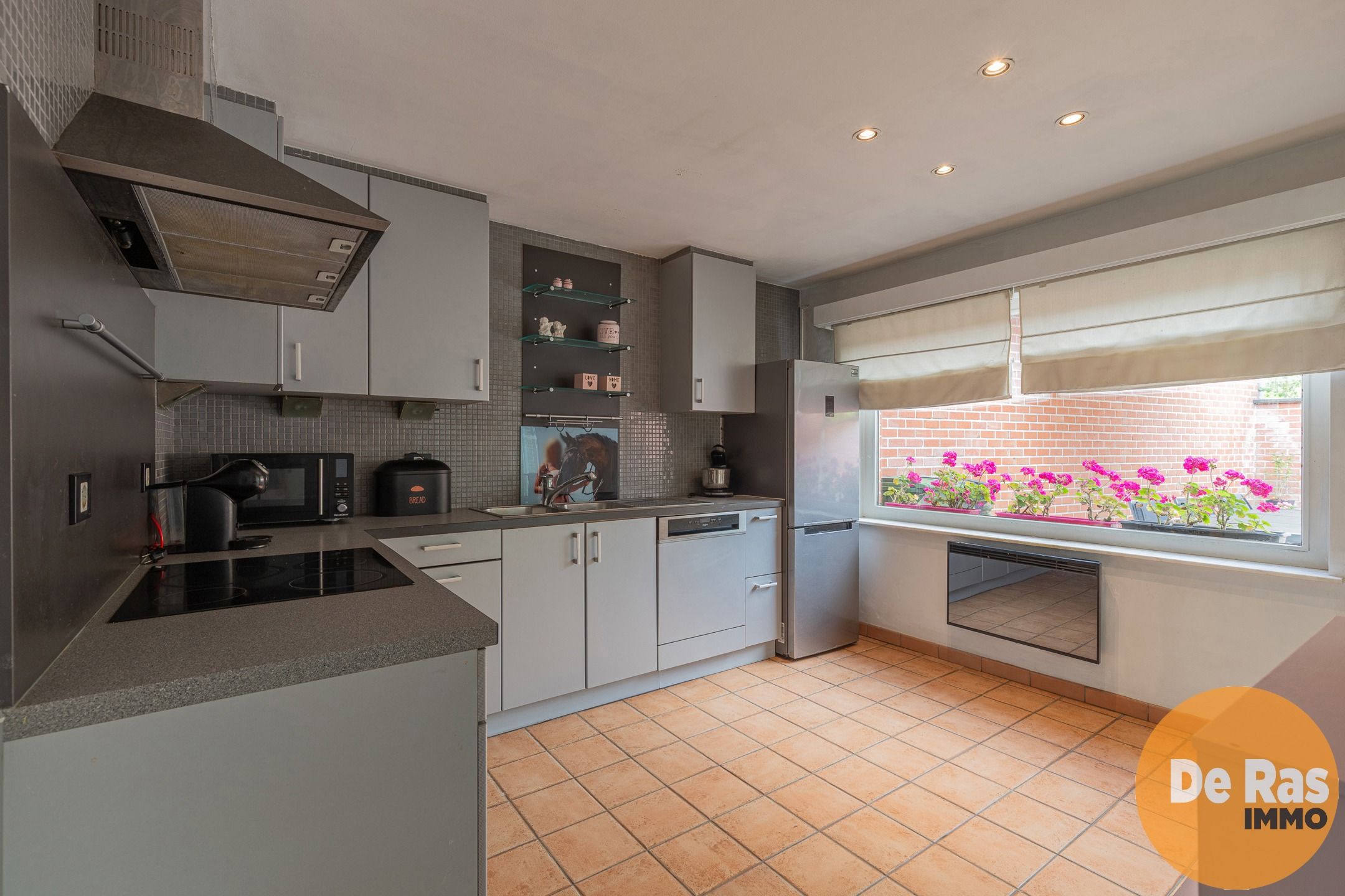 NIEUWERKERKEN–Gezellige woning met terras, centrale ligging! foto 8