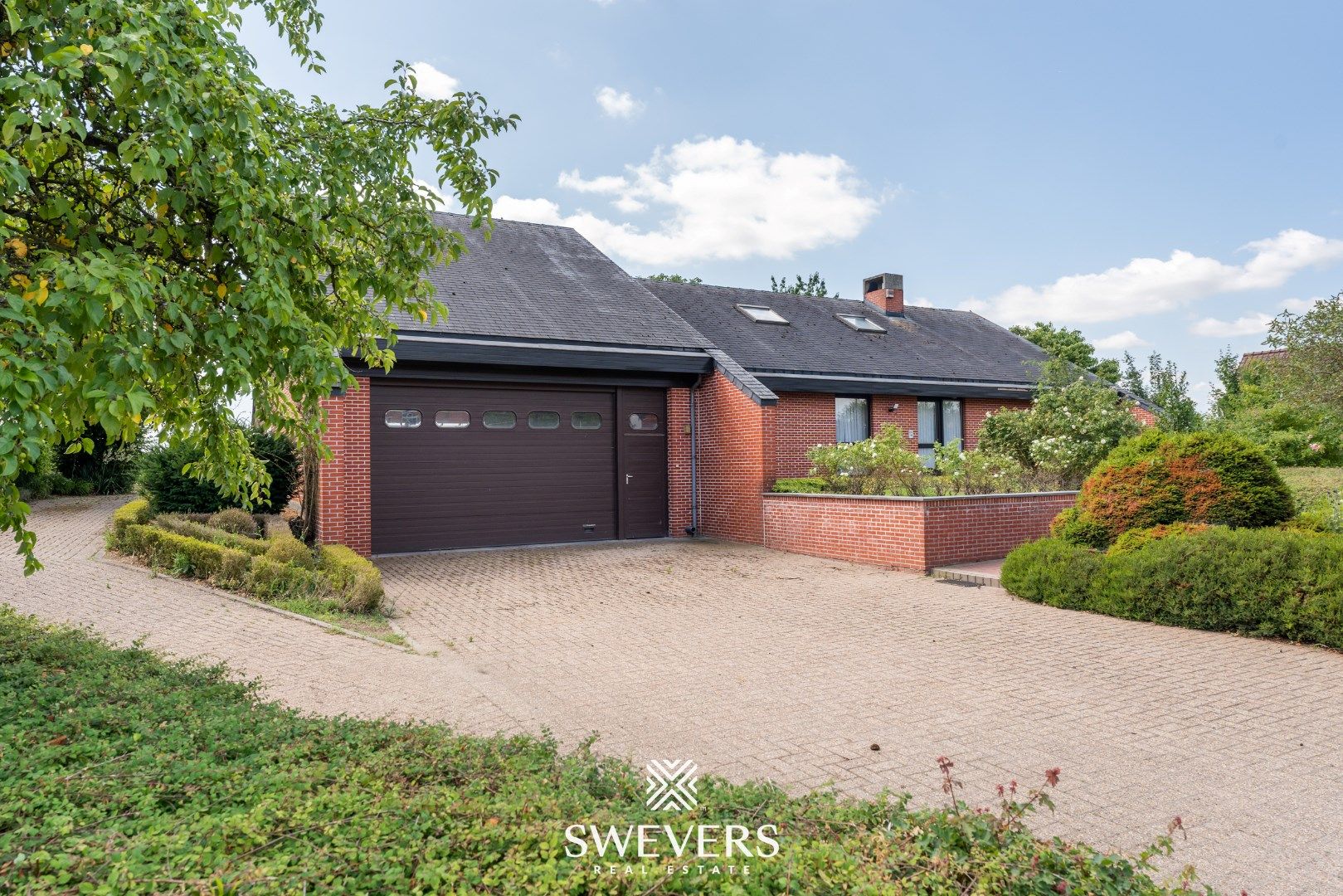 Hoofdfoto van de publicatie: Moderne villa met magazijn op 18a 69ca