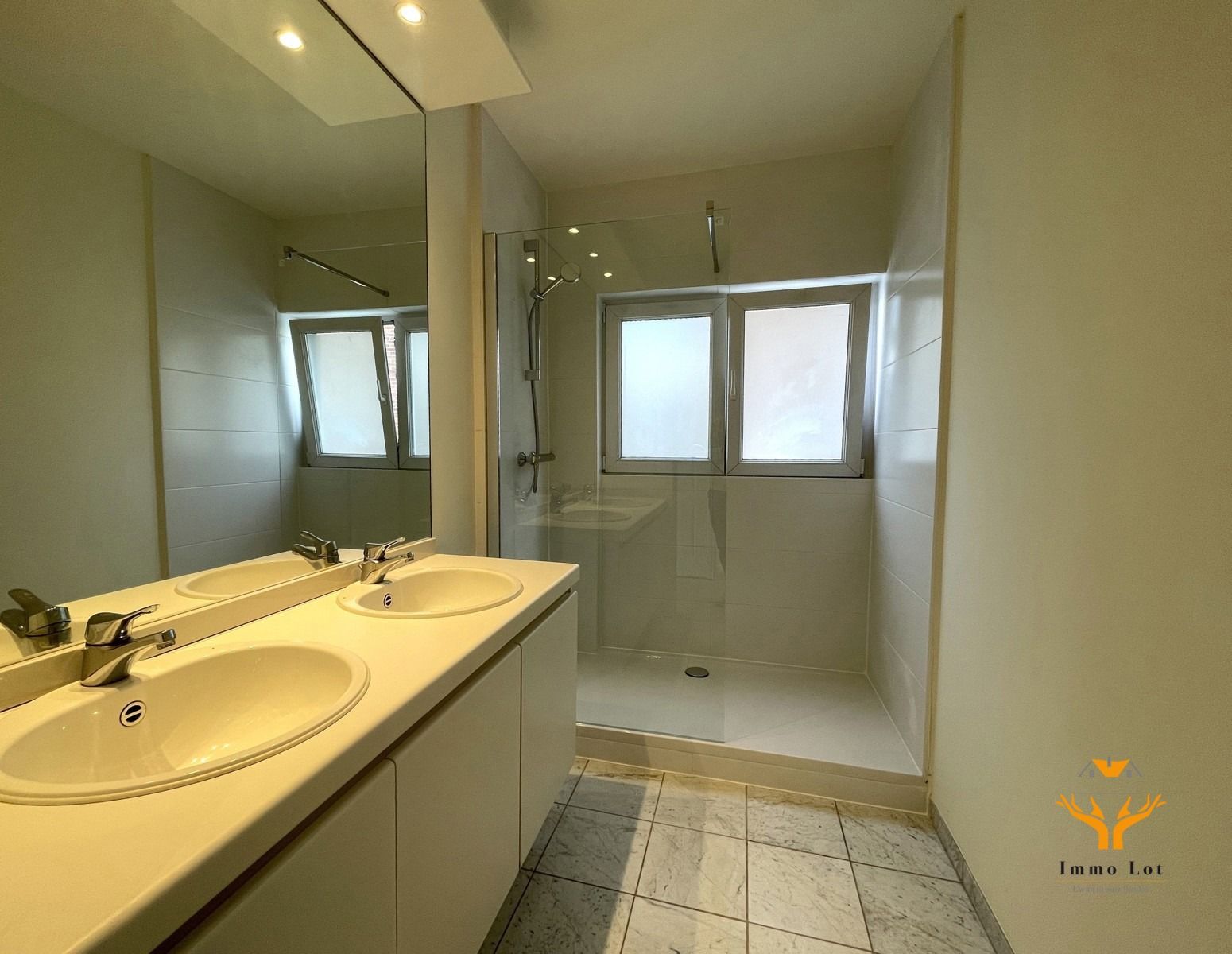 TE HUUR: Gerenoveerd appartement op Markt Zele foto 12