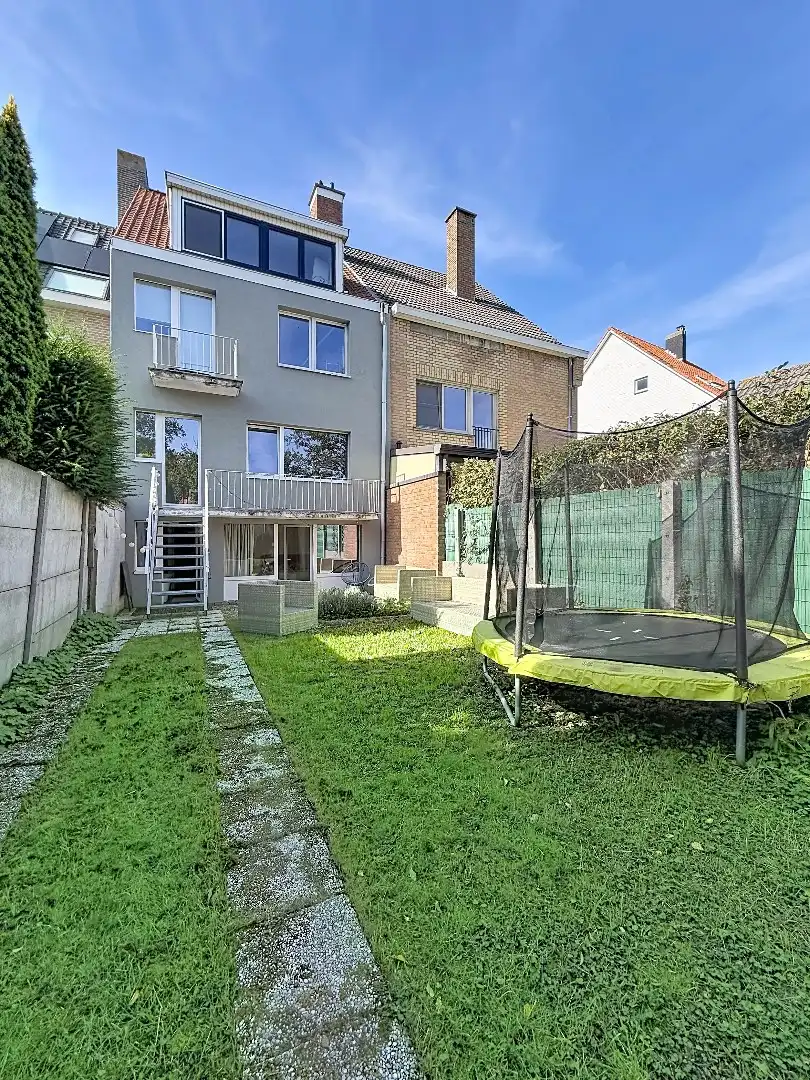 Volledig gerenoveerde duplex met zonnige tuin en inpandige garage op gunstige residentiële locatie te Oostende.  foto 18