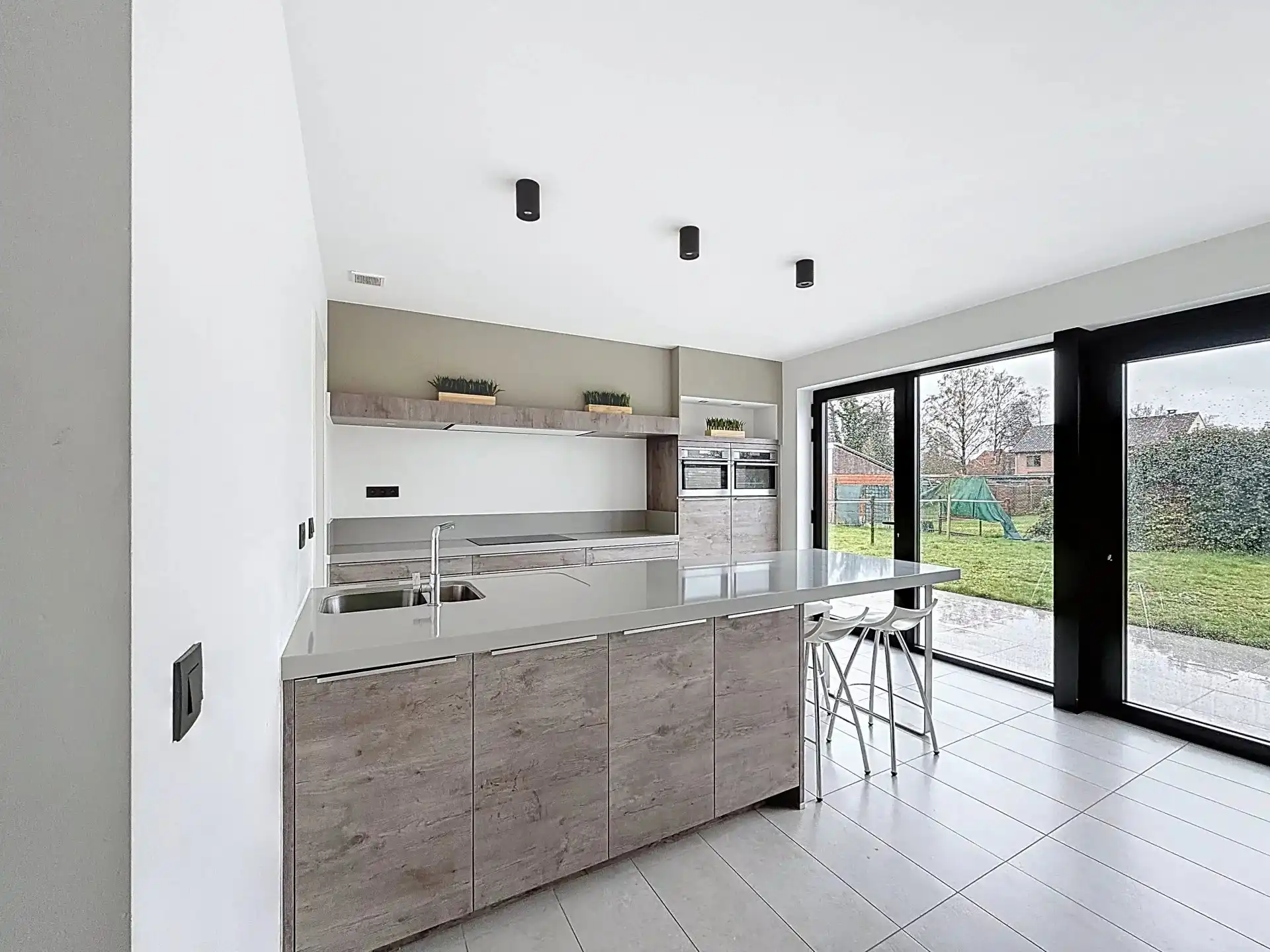 Prachtige nieuwbouw-woning te huur met 3 slaapkamers, terras en tuin en zonnepanelen. foto 3