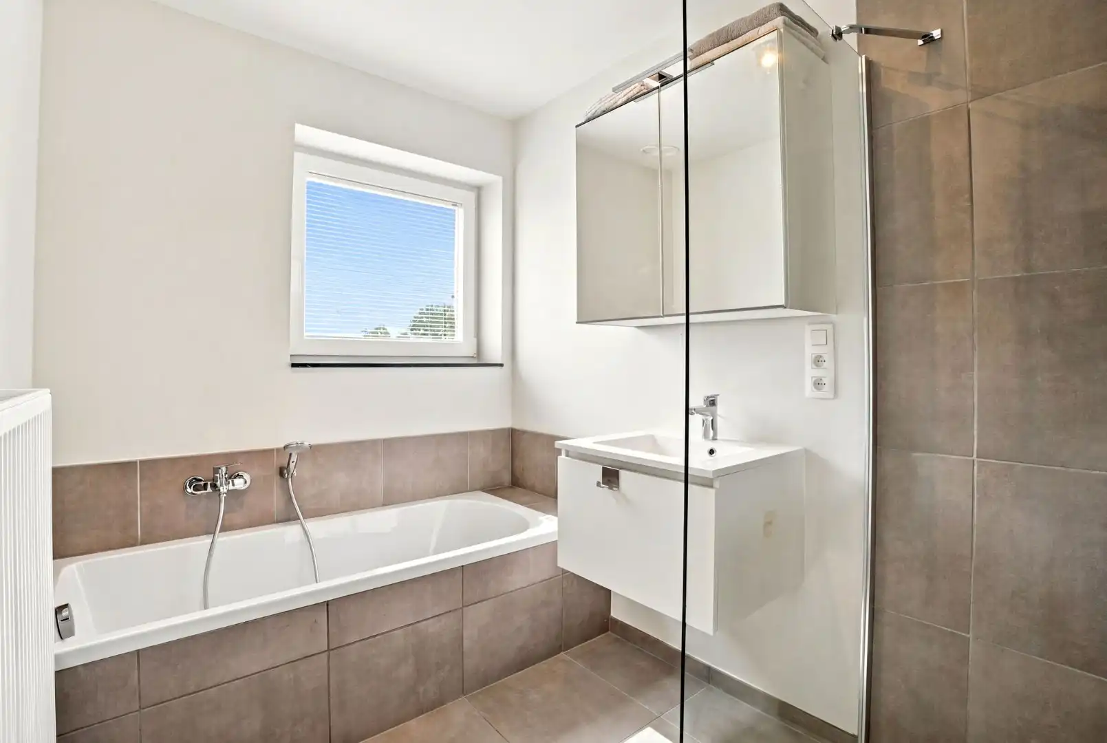 Recente woning (2023), met 3 slks, carport, tuin in een mooie buurt te Heule. foto 19