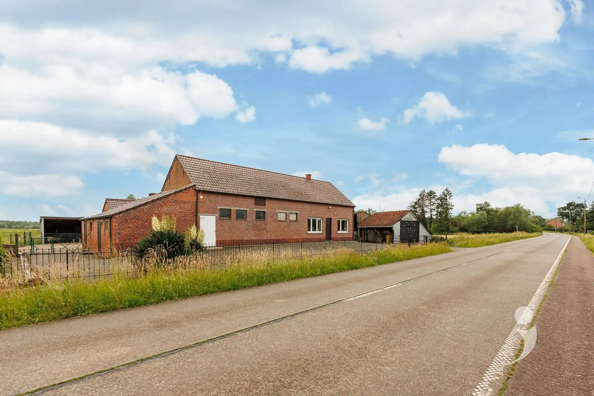 Hoofdfoto van de publicatie: Unieke te renoveren hoeve op perceel van 68a 