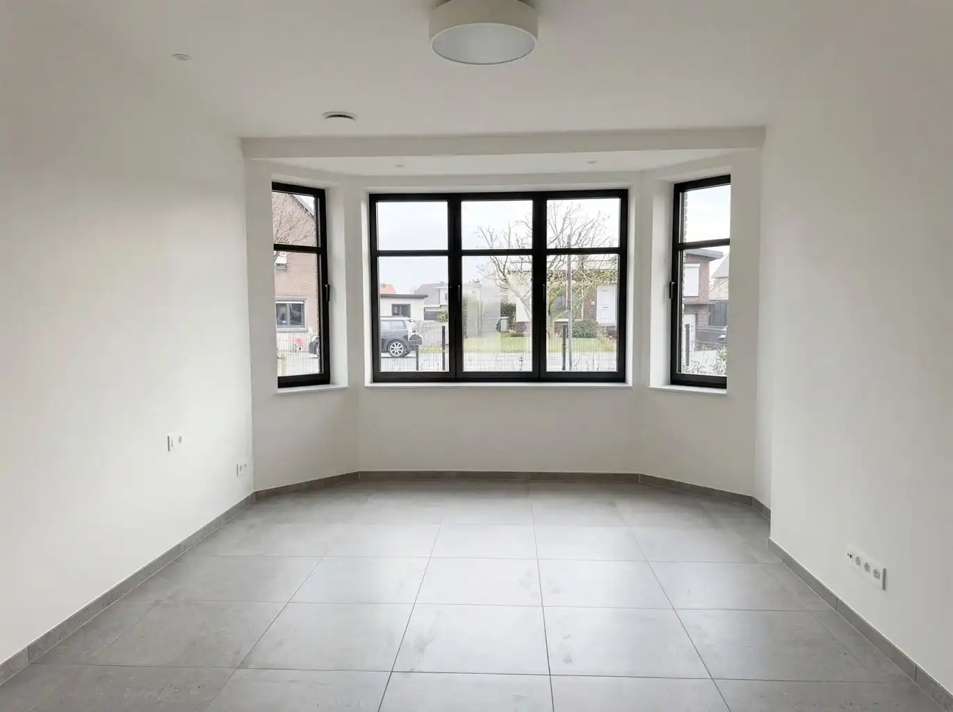 Prachtige, volledig gerenoveerde woning met 3 slaapkamers, vrijstaande garage, omheinde tuin en 20 zonnepanelen in Kinrooi.  foto 6