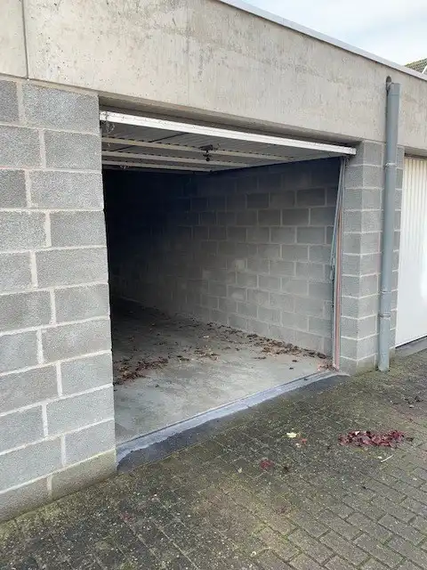 Gesloten garagebox op gelijkvloers, met elektriciteit en verlichting foto 2