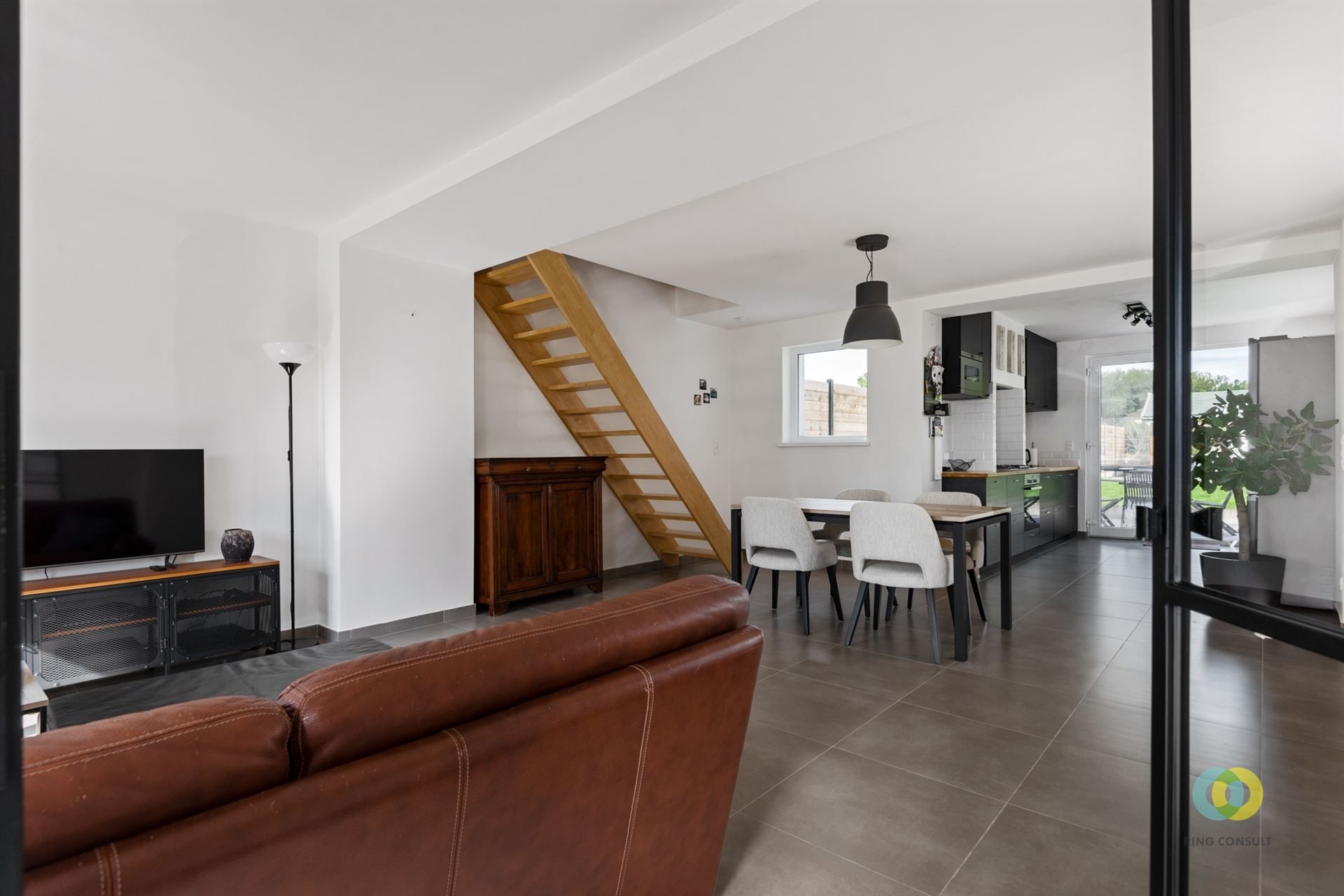 Recent gerenoveerde 3-gevel met open zicht foto 7