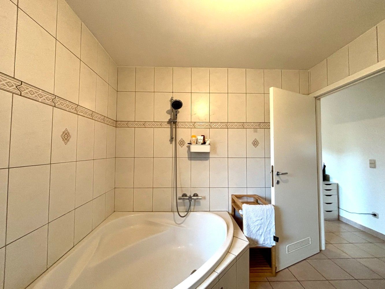 Instapklaar gelijkvloers appartement met aparte ingang, tuin en 2 staanplaatsen te Emblem! foto 13