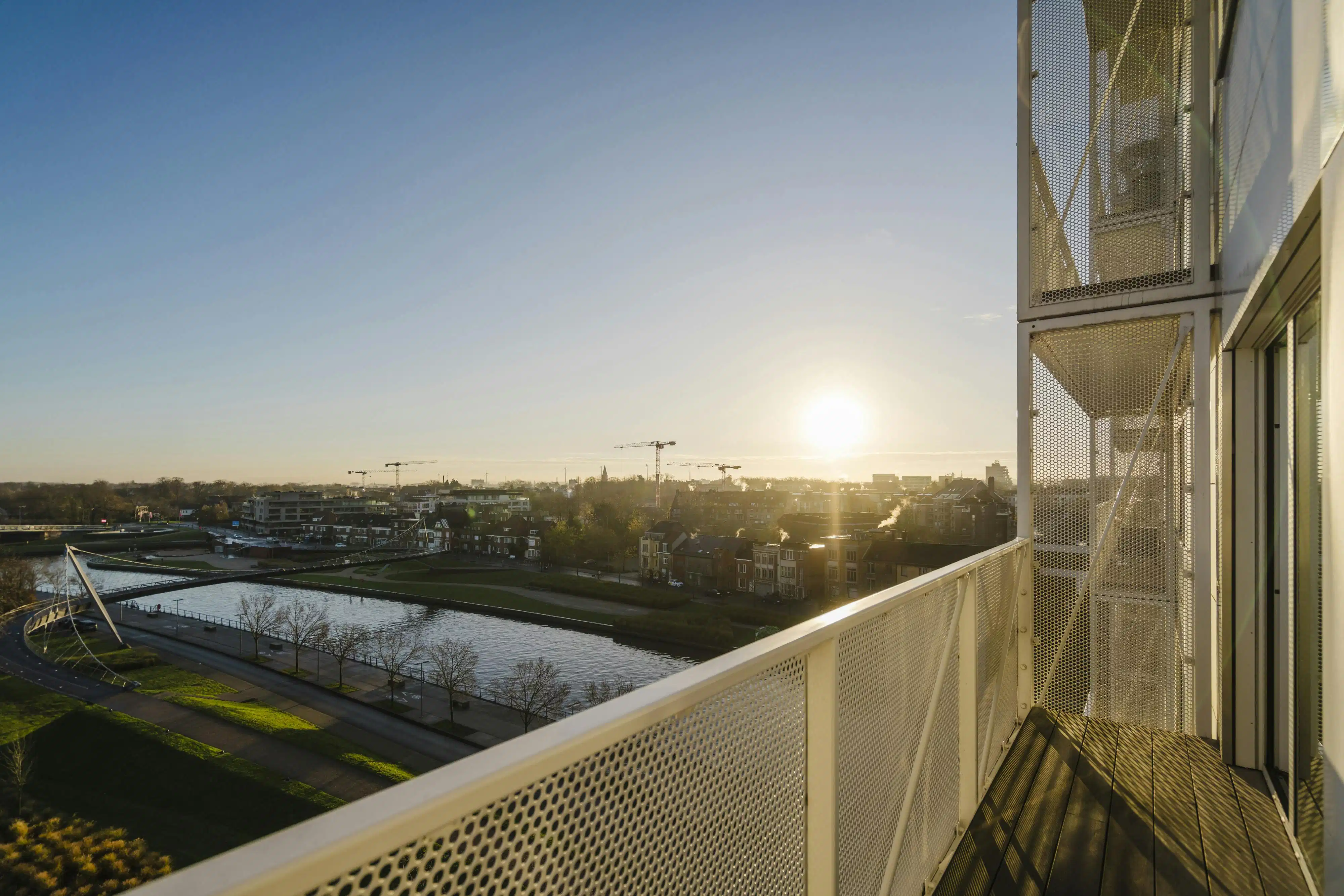 Adembenemend appartement met Leiezicht in hartje Kortrijk foto 9