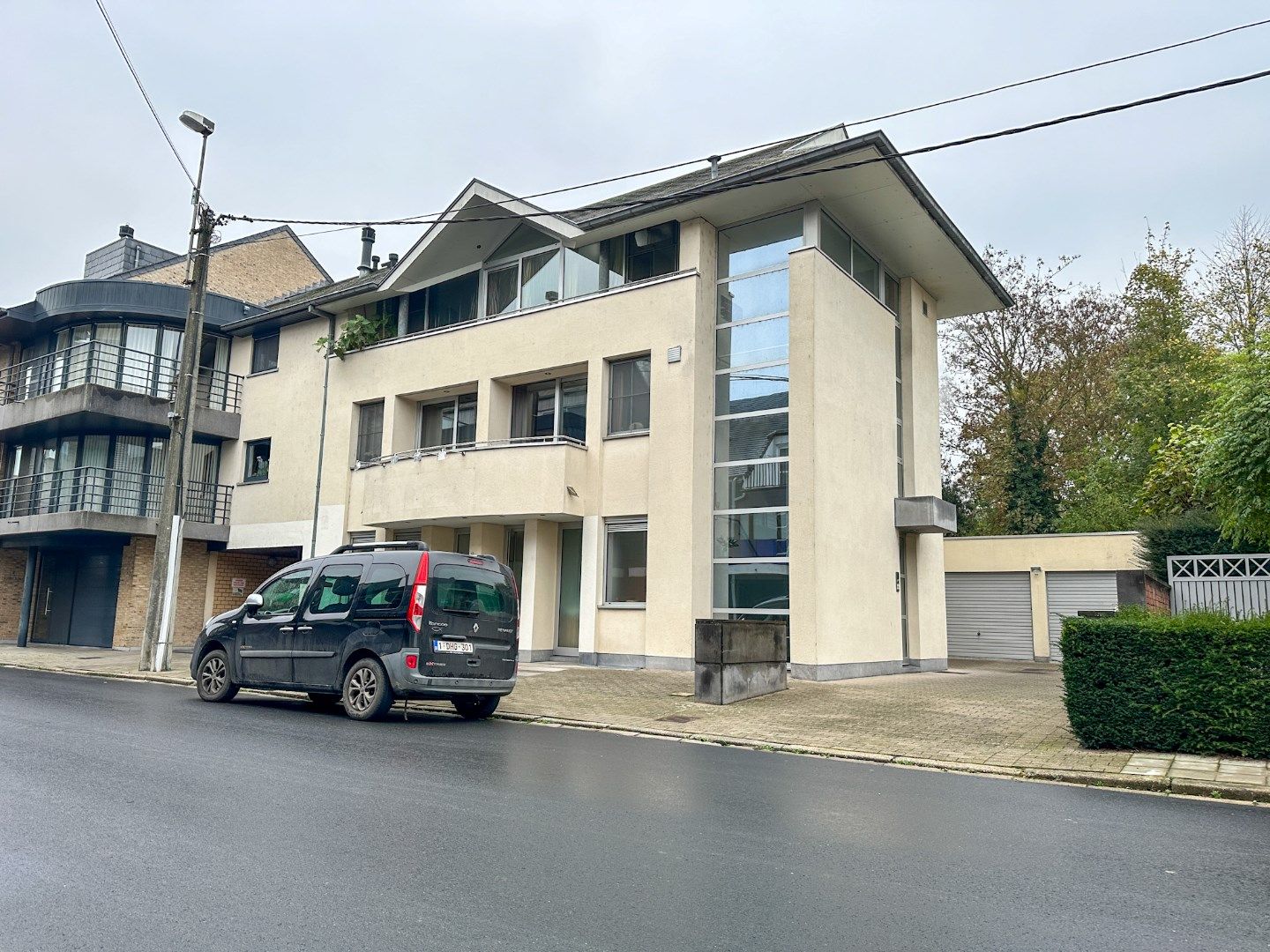 Investeringspand Kortemark: volledig verhuurd gebouw met drie ruime appartementen en 2 garages foto 2