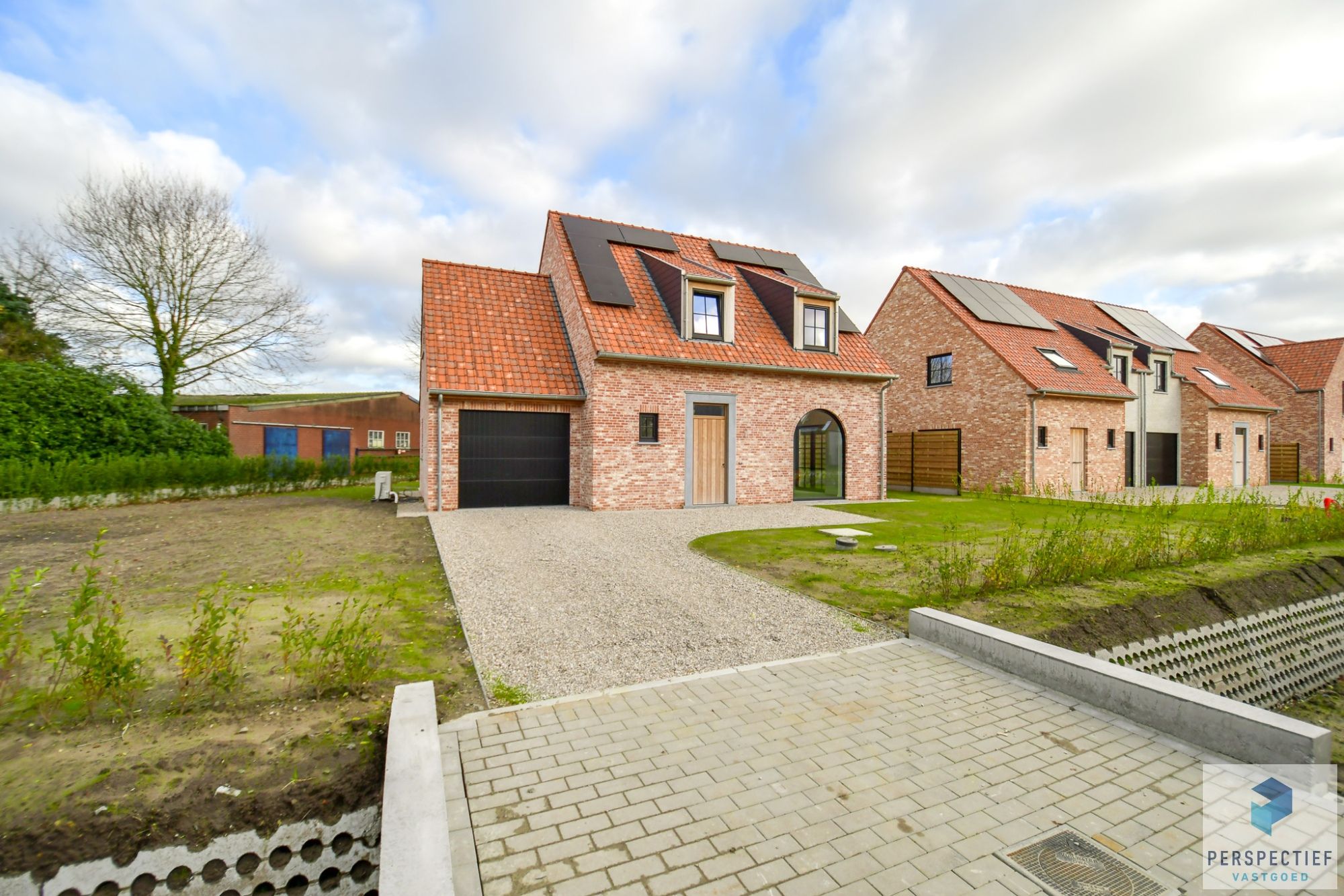 Centraal gelegen nieuwbouwwoning in een landelijke omgeving met vlotte verbinding naar de E40 foto {{pictureIndex}}